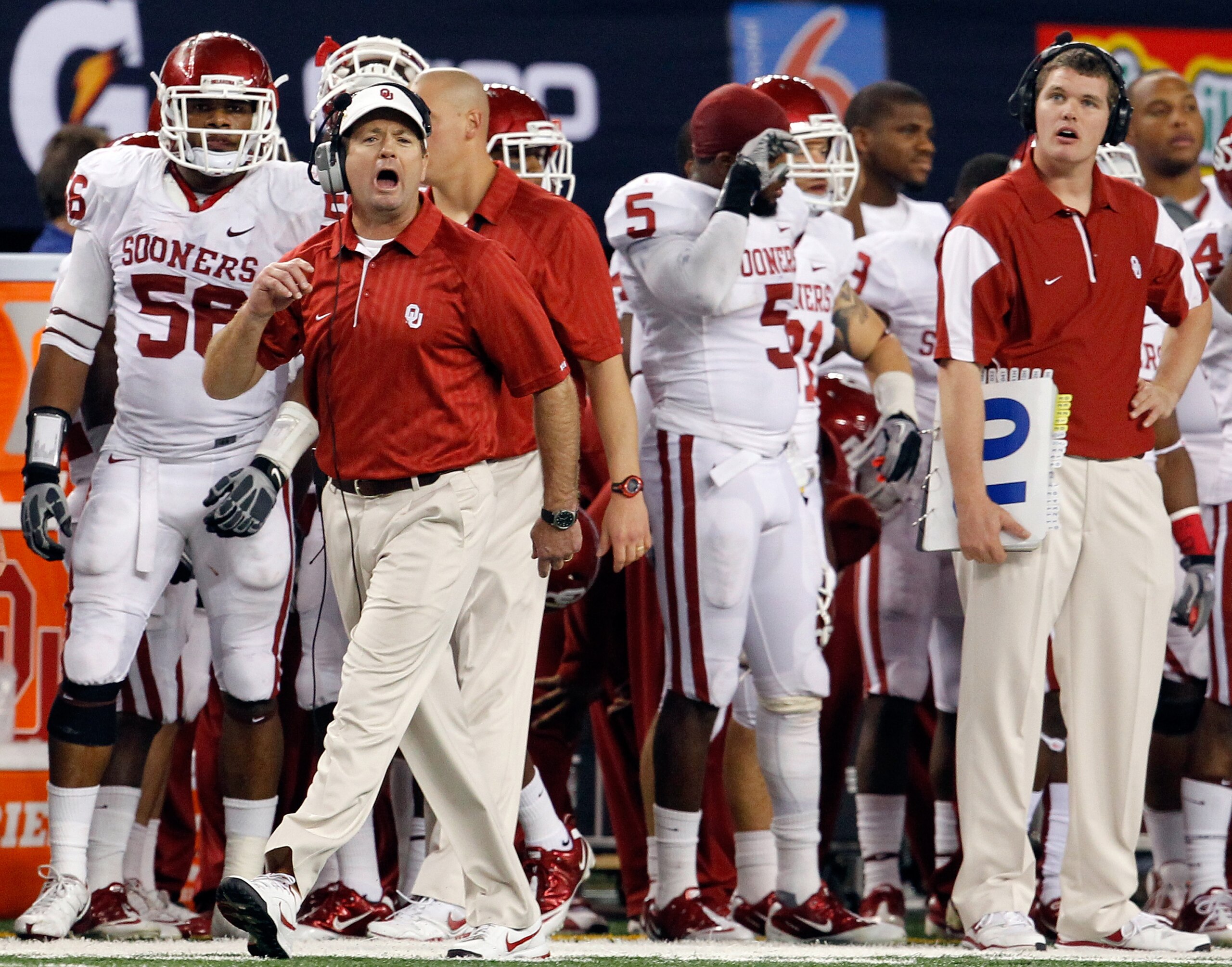 ARLINGTON, TX - DECEMBER 04:  Head coach Bob Stoops leads his team against the Nebraska Cornhuskers at Cowboys Stadium on December 4, 2010 in Arlington, Texas. The Sooners beat the Cornhuskers 23-20.  (Photo by Tom Pennington/Getty Images)