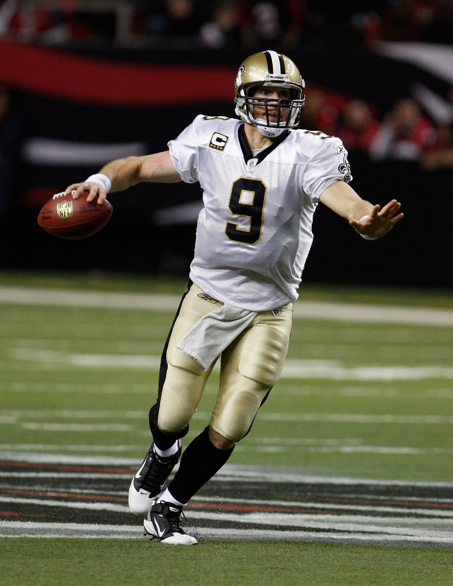 ATLANTA, GA - DECEMBER 27:  Quarterback Drew Brees #9 of the New Orleans Saints looks upfield to pass in the second half during the game against the Atlanta Falcons at the Georgia Dome on December 27, 2010 in Atlanta, Georgia.  (Photo by Scott Halleran/Ge