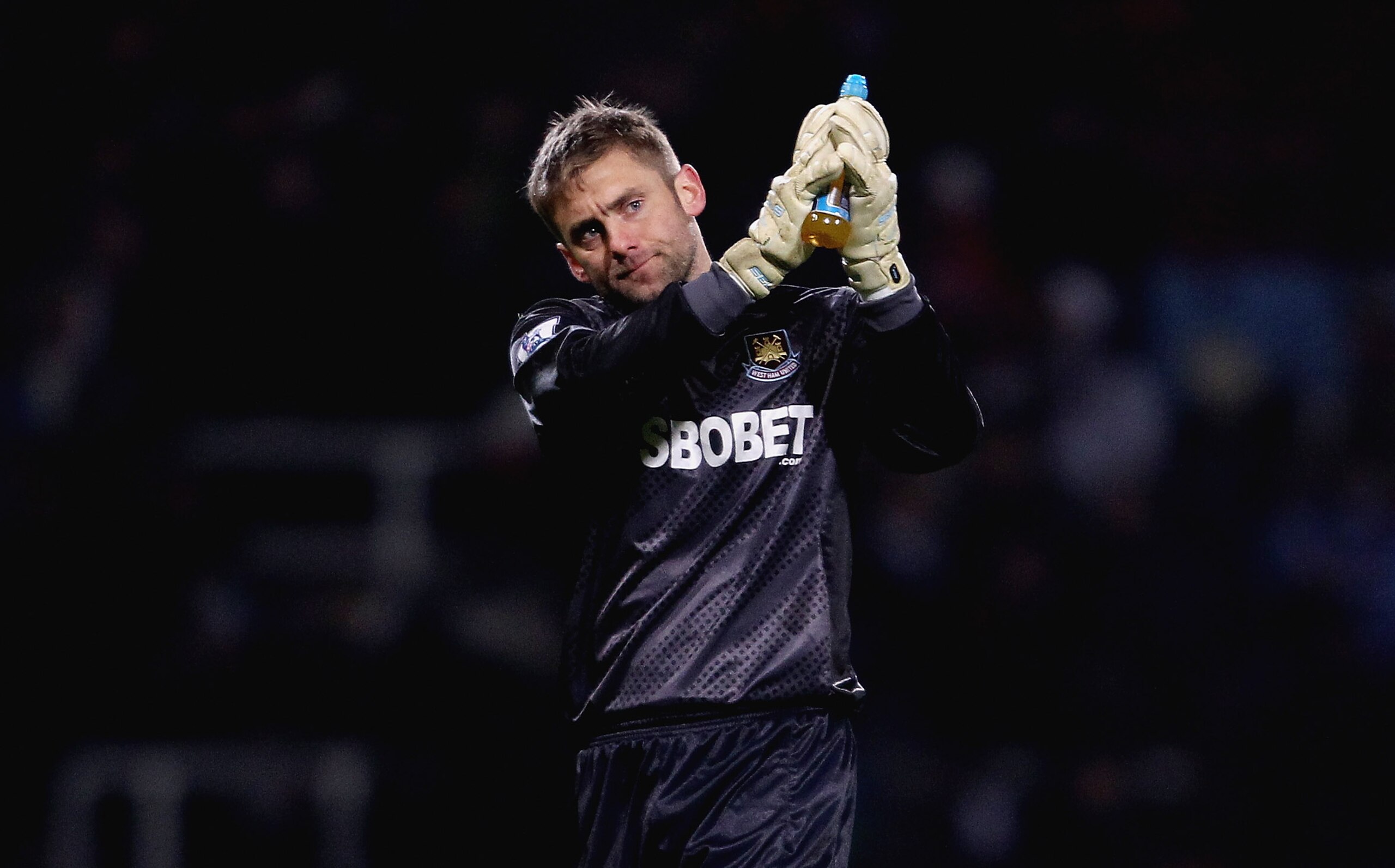 LONDON, ENGLAND - NOVEMBER 27: Robert Green of West Ham applauds the fans after the Barclays Premier League match between West Ham United and Wigan Athletic at Boleyn Ground on November 27, 2010 in London, England.  (Photo by Scott Heavey/Getty Images)