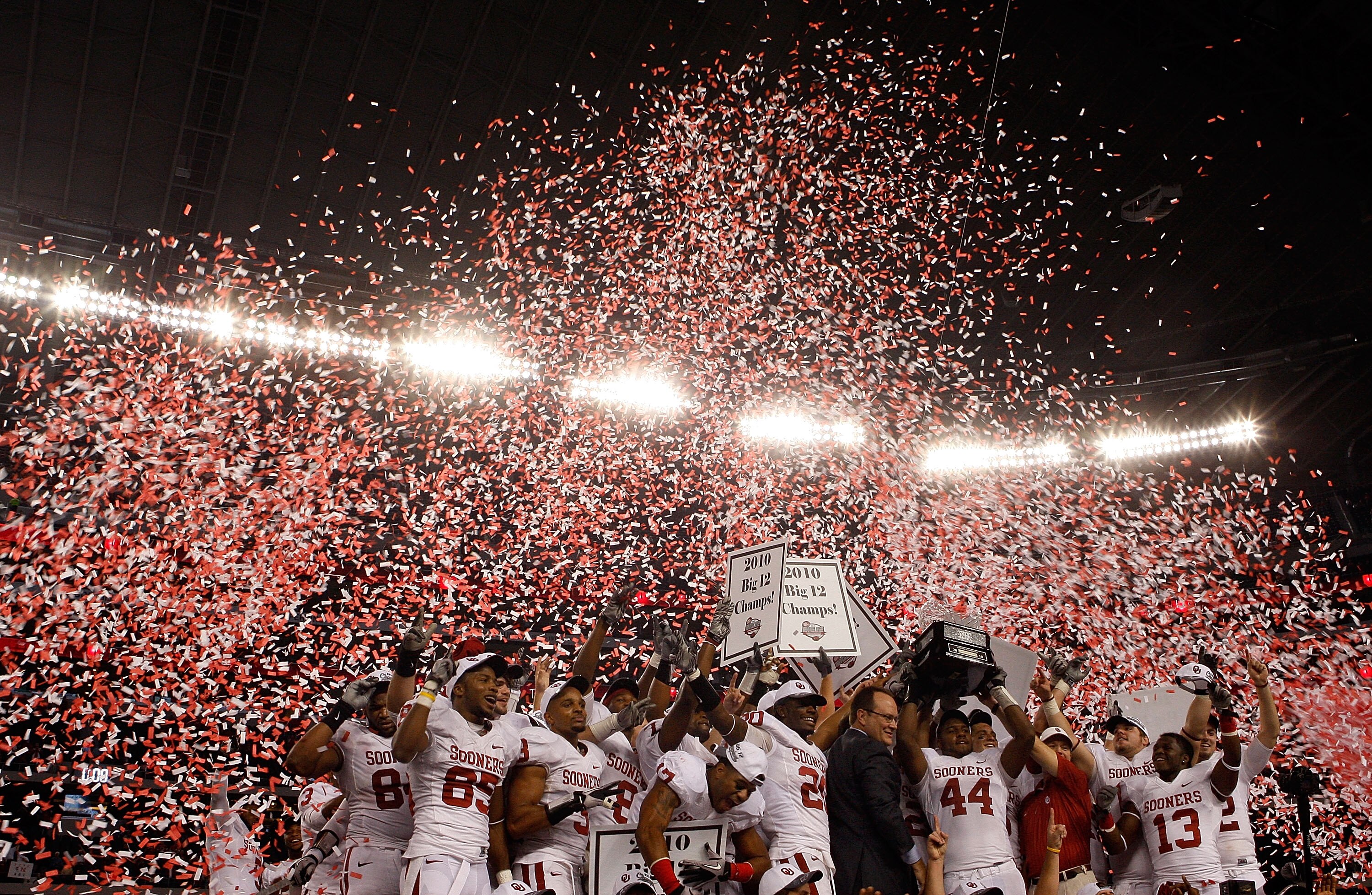ARLINGTON, TX - DECEMBER 04:  The Oklahoma Sooners celebrate a 23-20 win against the Nebraska Cornhuskers during the Big 12 Championship at Cowboys Stadium on December 4, 2010 in Arlington, Texas.  (Photo by Ronald Martinez/Getty Images)