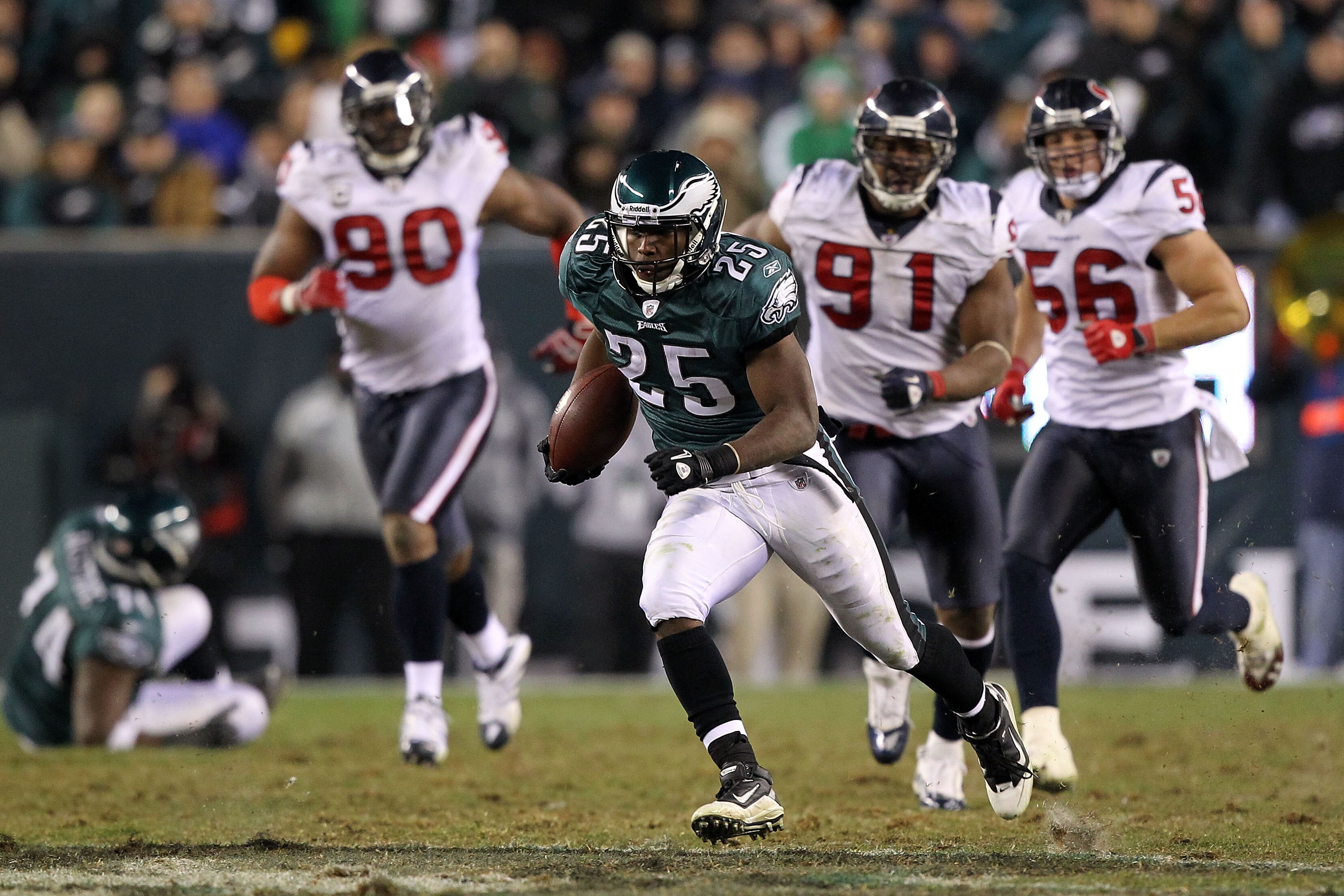 PHILADELPHIA, PA - DECEMBER 02:  LeSean McCoy #25 of the Philadelphia Eagles runs the ball in the fourth quarter against the Houston Texans at Lincoln Financial Field on December 2, 2010 in Philadelphia, Pennsylvania.  (Photo by Al Bello/Getty Images)