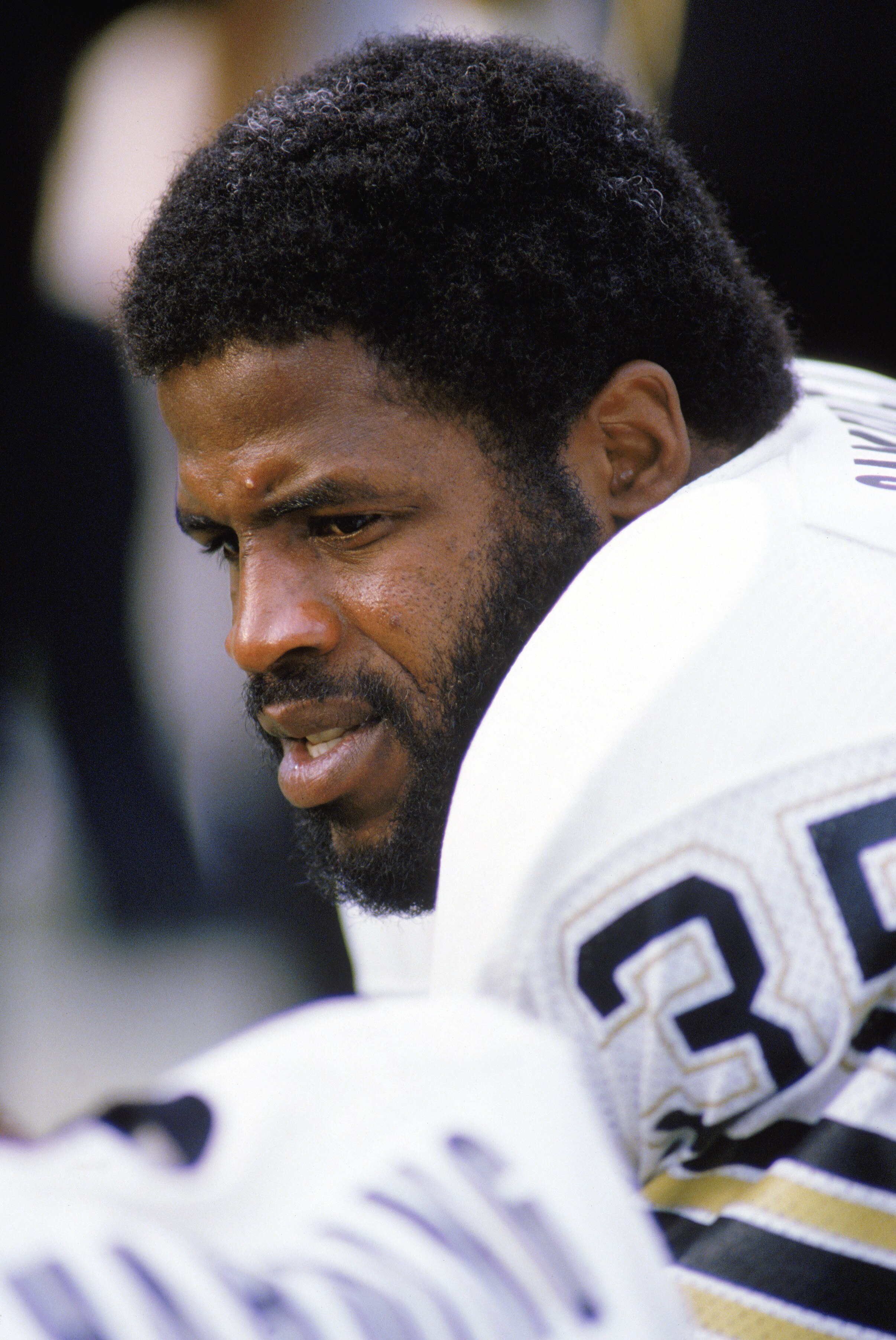 1984:  Running back Earl Campbell #35 of the New Orleans Saints sits on the sideline during a 1984 NFL game.  (Photo by Rick Stewart/Getty Images)