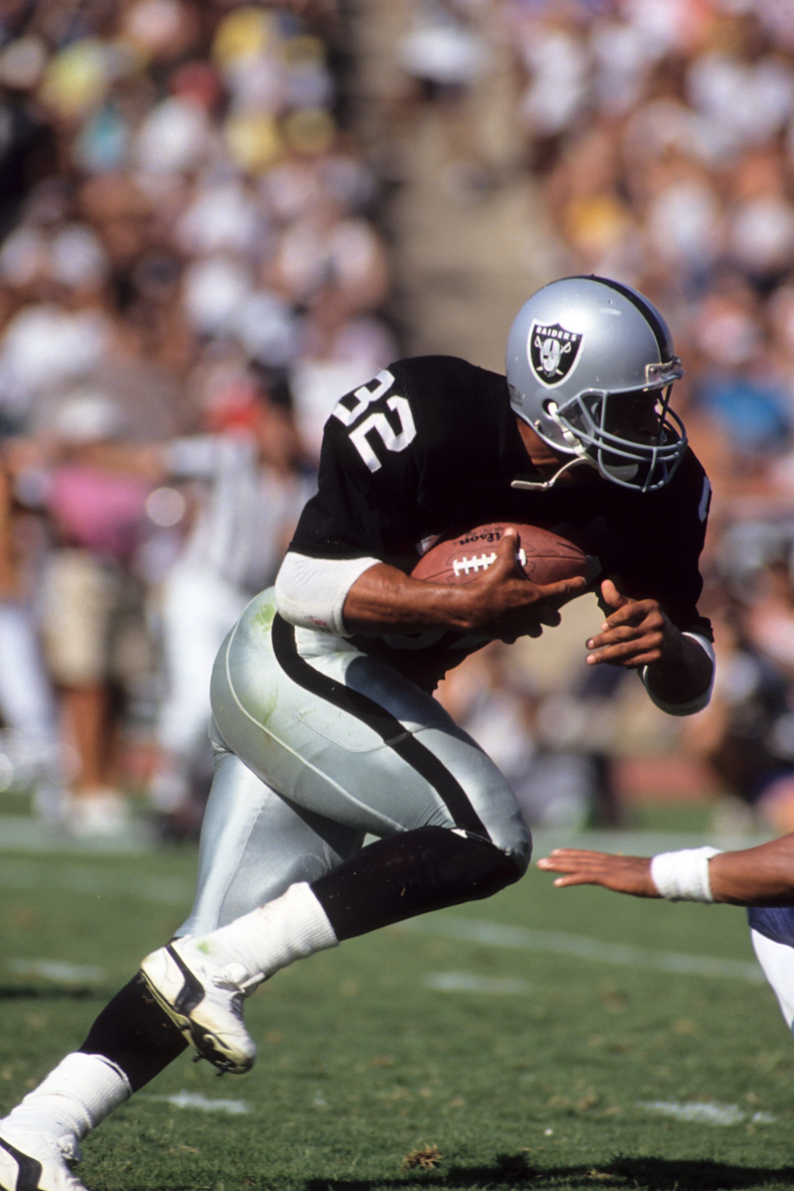 LOS ANGELES, CA - SEPTEMBER 30: Running back Marcus Allen #32 of the Los Angeles Raiders runs the ball against the Chicago Bears during the game at the Los Angeles Memorial Coliseum on September 30, 1990 in Los Angeles, California. The Raiders won 24-10 LOS ANGELES, CA - SEPTEMBER 30: Running back Marcus Allen #32 of the Los Angeles Raiders runs the ball against the Chicago Bears during the game at the Los Angeles Memorial Coliseum on September 30, 1990 in Los Angeles, California. The Raiders won 24-10