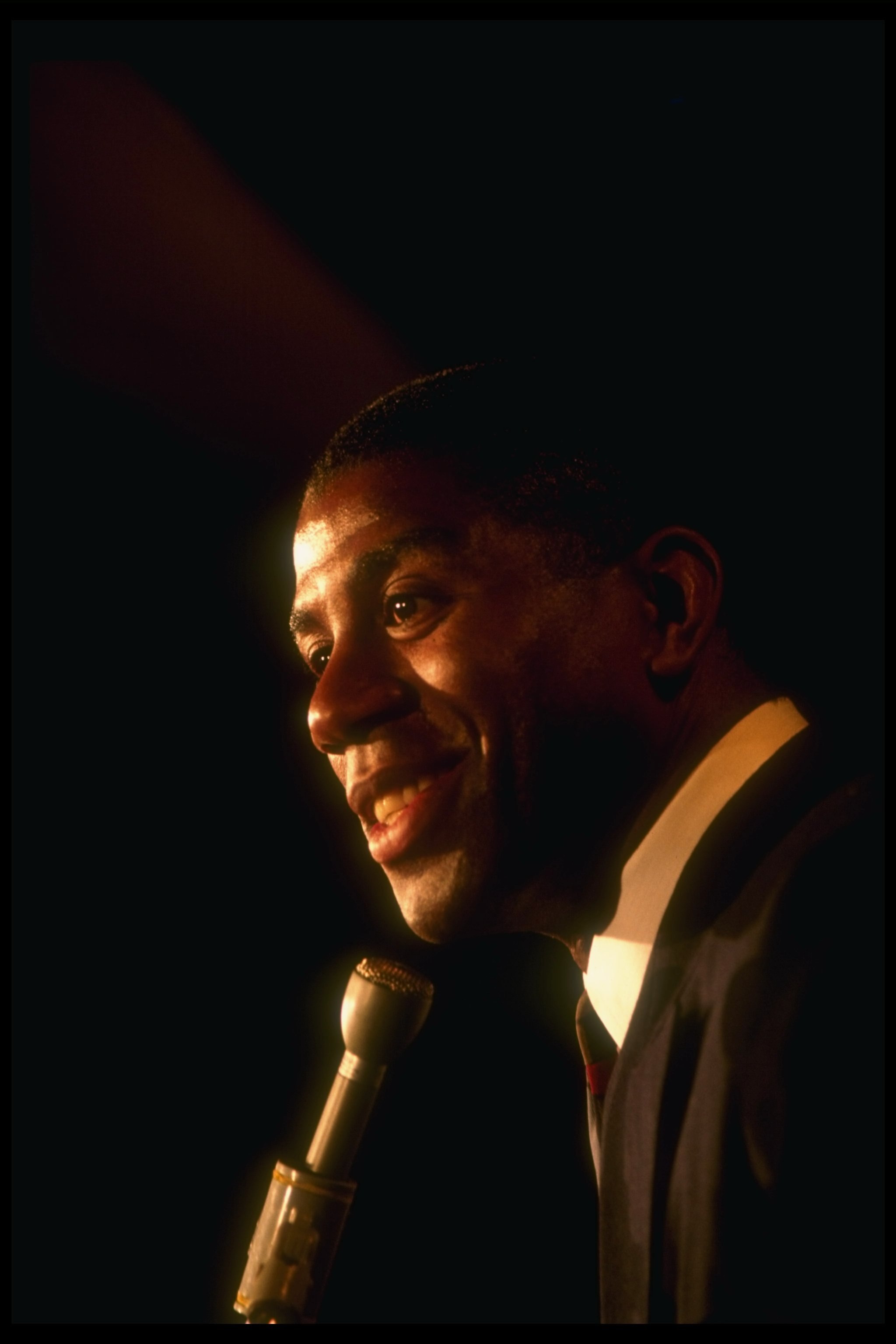 7 Nov 1991: Guard Earvin (Magic) Johnson of the Los Angeles Lakers announces his retirement at a press conference.