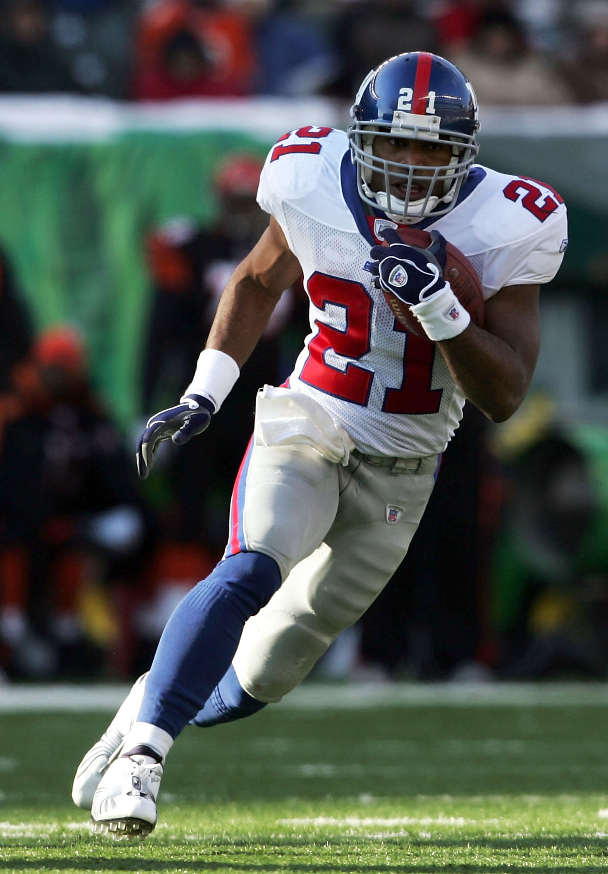 CINCINNATI - DECEMBER 26:  Tiki Barber #21 of the New York Giants runs against the Cincinnati Bengals during the NFL game on December 26, 2004 at Paul Brown Stadium in Cincinnati, Ohio.  (Photo by Andy Lyons/Getty Images)