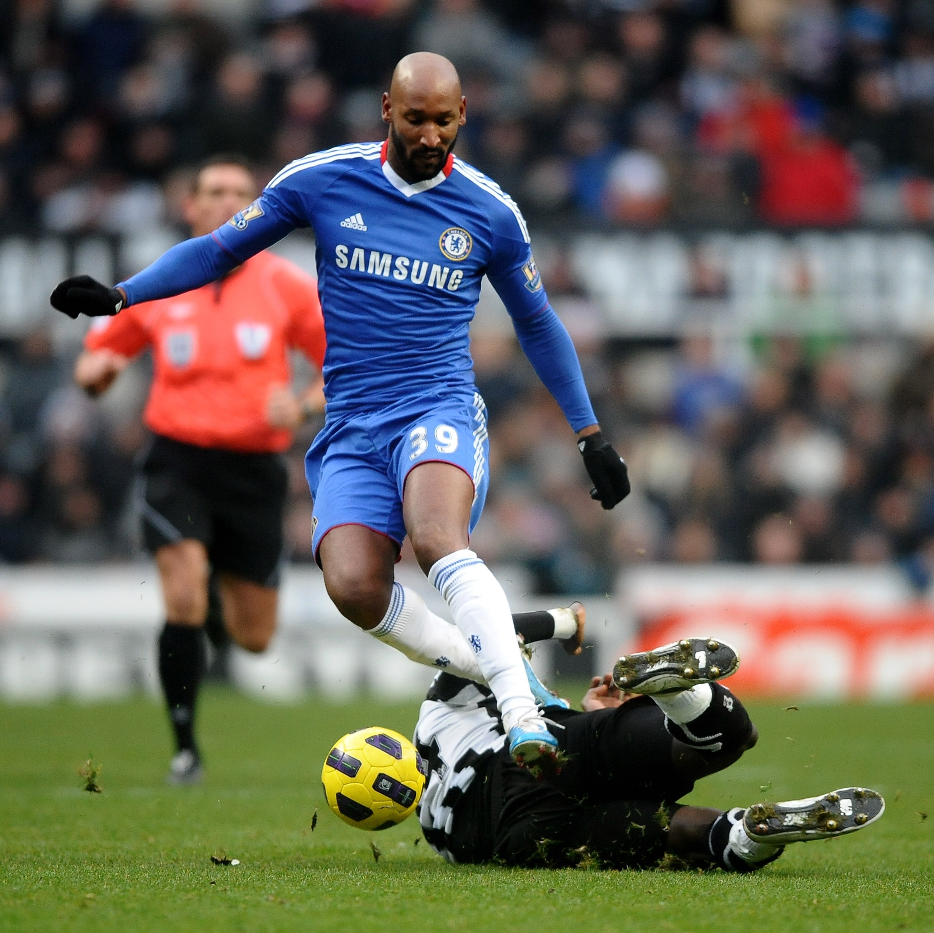 NEWCASTLE UPON TYNE, ENGLAND - NOVEMBER 28:  Cheik Tiote of Newcastle United tackles Nicolas Anelka of Chelsea during the Barclays Premier League match between Newcastle United and Chelsea at St James' Park on November 28, 2010 in Newcastle, England.  (Ph