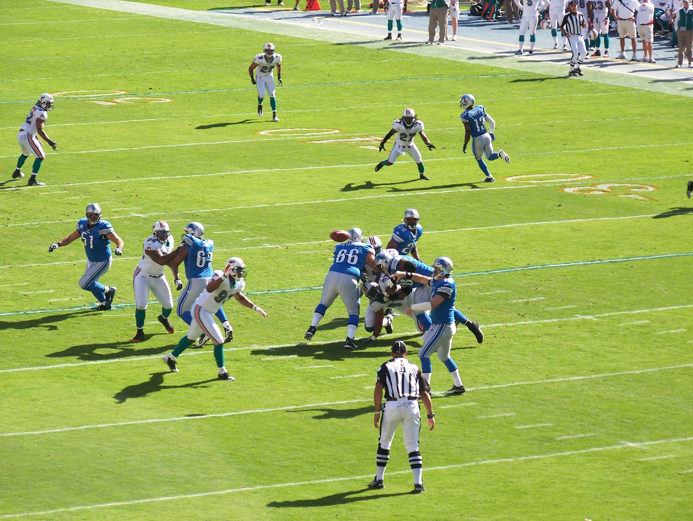 Detroit Lions quarterback Shaun Hill throws to his outlet receiver.