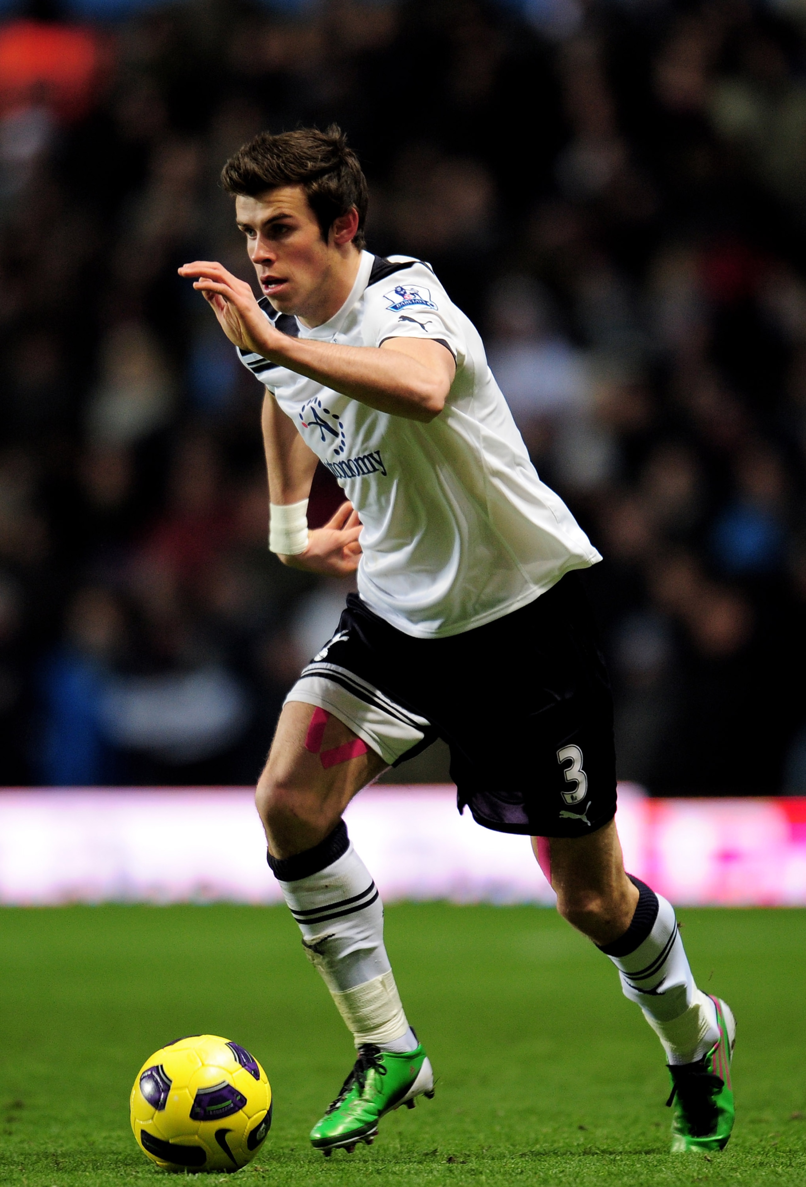 BIRMINGHAM, ENGLAND - DECEMBER 26:  Gareth Bale of Tottenham in action during the Barclays Premier League match between Aston Villa and Tottenham Hotspur at Villa Park on December 26, 2010 in Birmingham, England.  (Photo by Shaun Botterill/Getty Images)