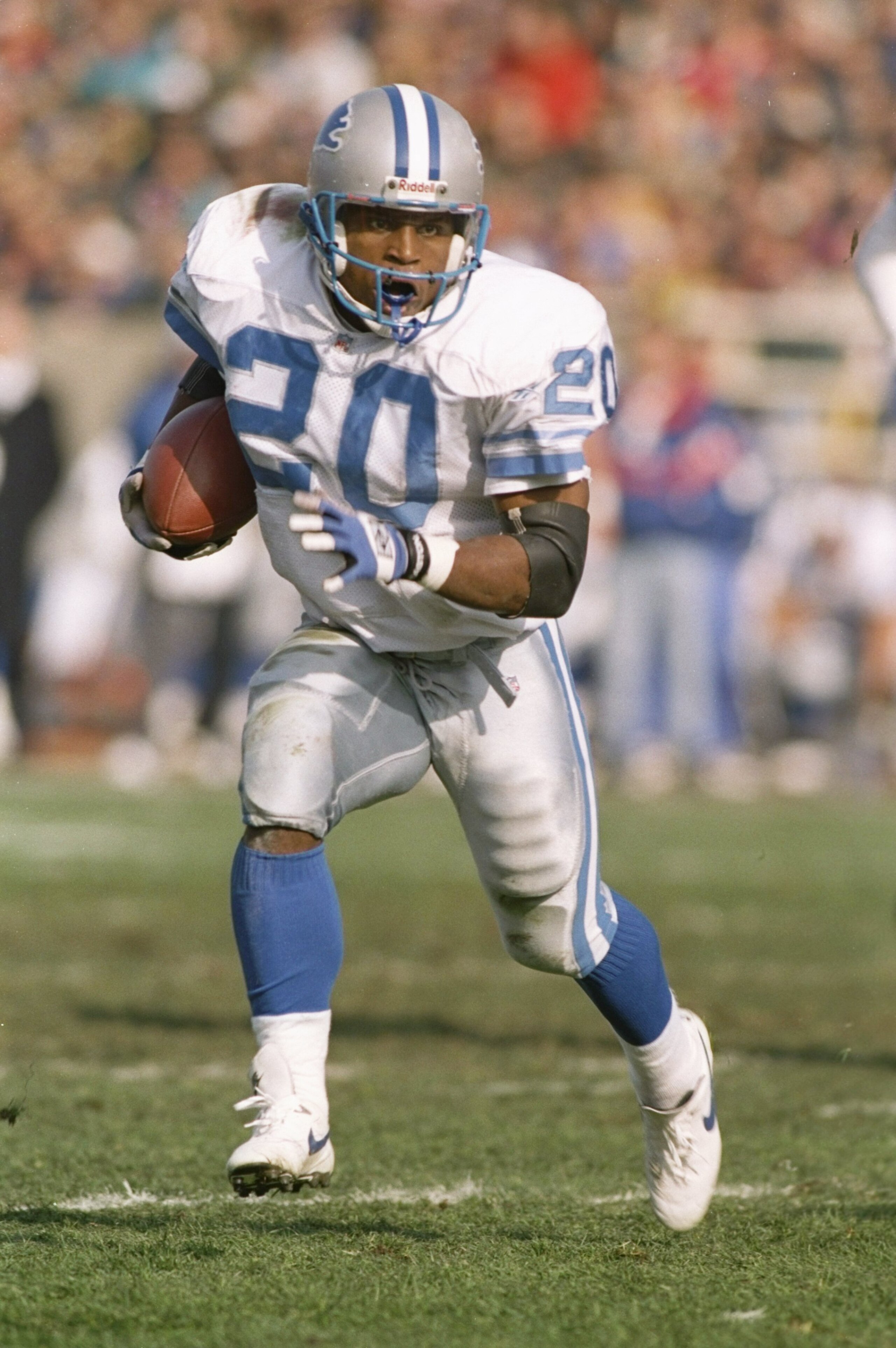 19 Nov 1995: Running back Barry Sanders of the Detroit Lions moves the ball during a game against the Chicago Bears at Soldier Field in Chicago, Illinois. The Lions won the game, 24-17. 19 Nov 1995: Running back Barry Sanders of the Detroit Lions moves the ball during a game against the Chicago Bears at Soldier Field in Chicago, Illinois. The Lions won the game, 24-17.