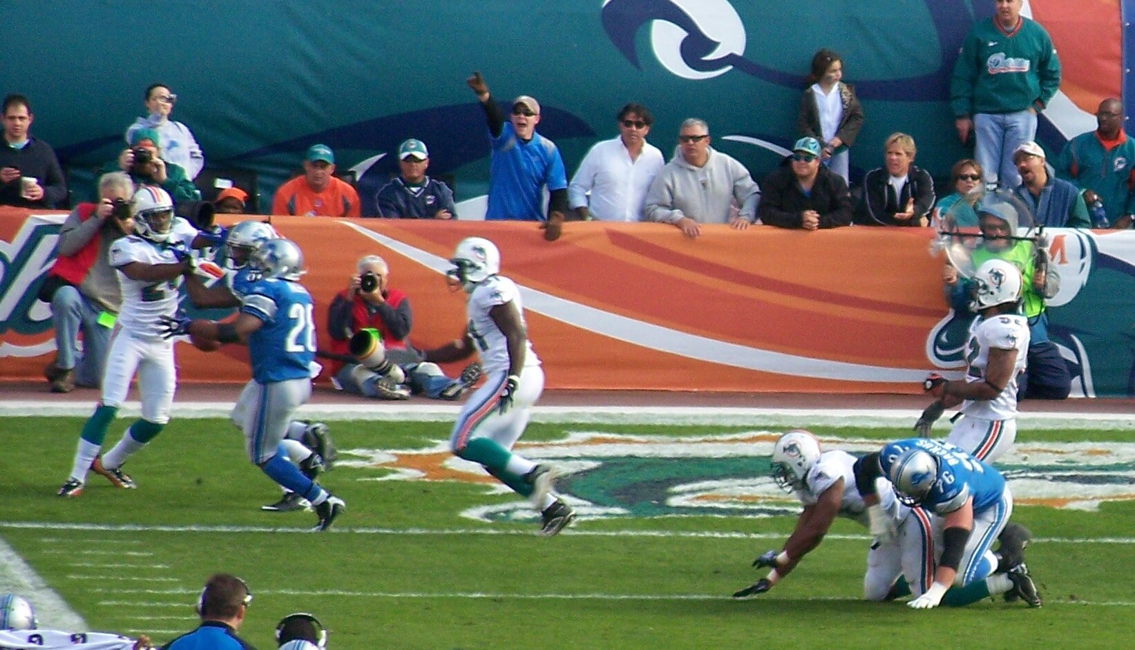 Detroit Lions running back Mo Morris scores a rushing touchdown after left tackle Jeff Backus seals his block.
