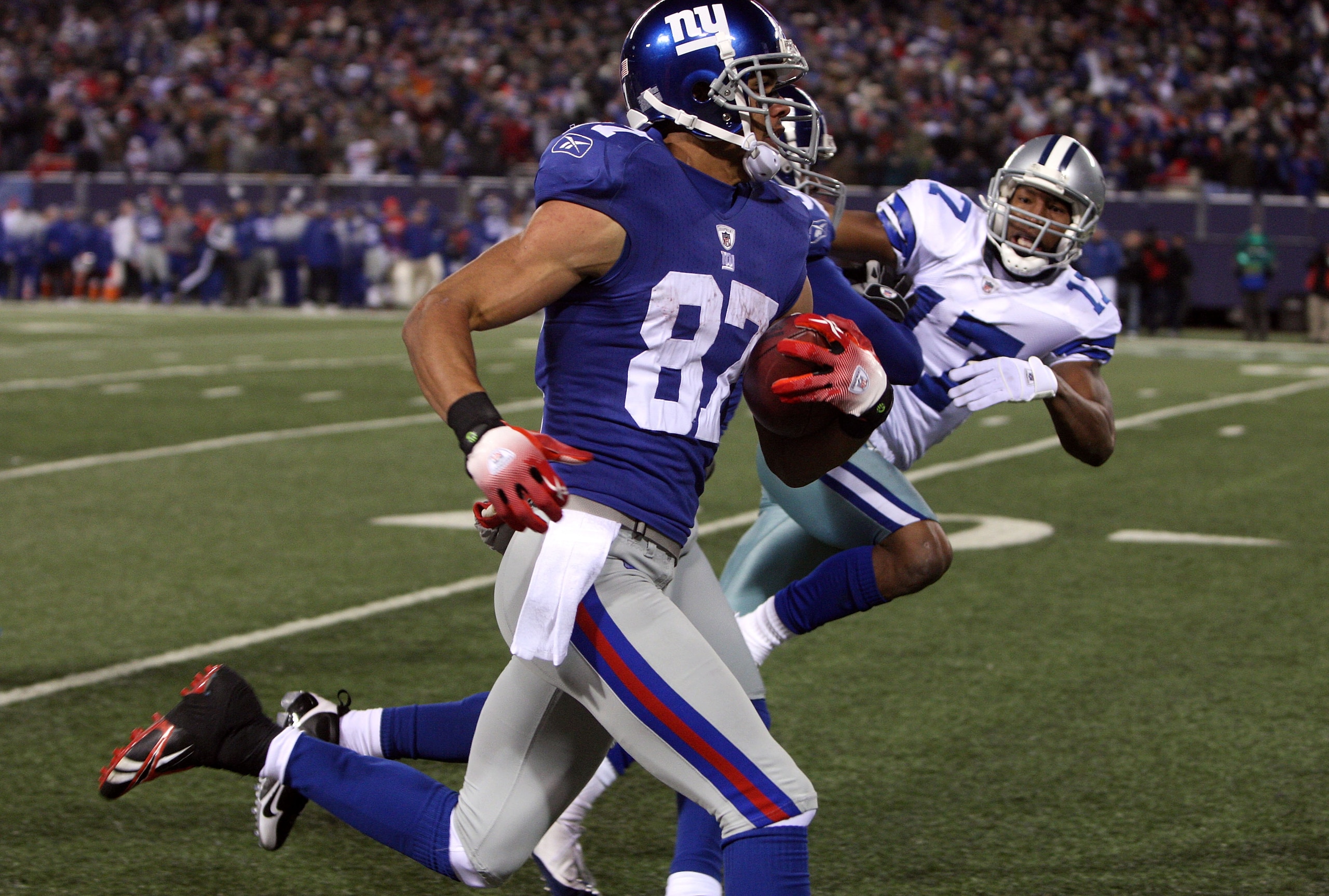 EAST RUTHERFORD, NJ - DECEMBER 06:  Domenik Hixon #87 of the New York Giants returns a 79-yard punt return for a touchdown against Sam Hurd #17 of the Dallas Cowboys in the fourth quarter at Giants Stadium on December 6, 2009 in East Rutherford, New Jerse