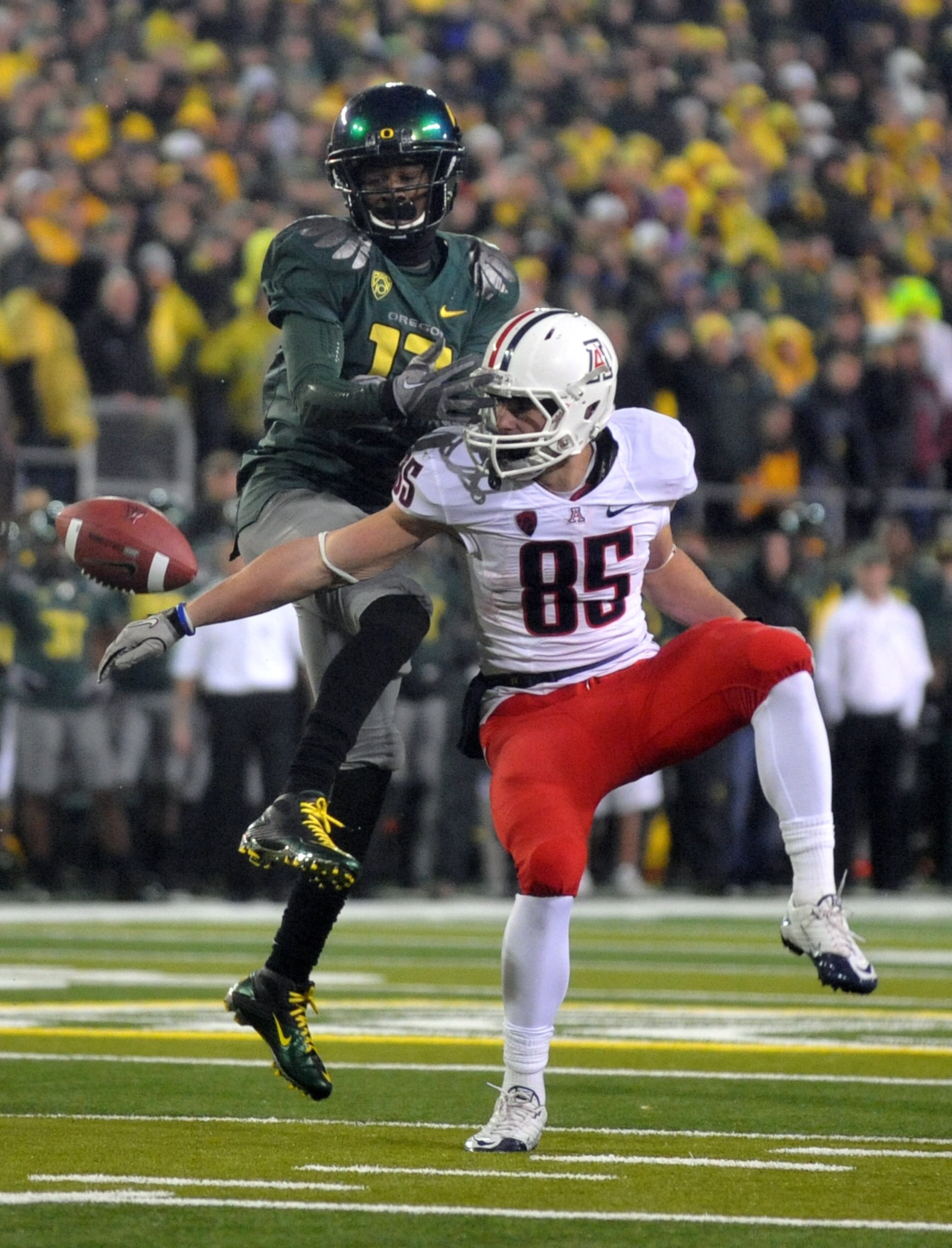 EUGENE, OR - NOVEMBER 26: Cornerback Cliff Harris #13 of the Oregon Ducks breaks up a pass intended for wide receiver David Douglas #85 of the Arizona Wildcats in the third quarter of the game against the Arizona Wildcats at Autzen Stadium on November 26,