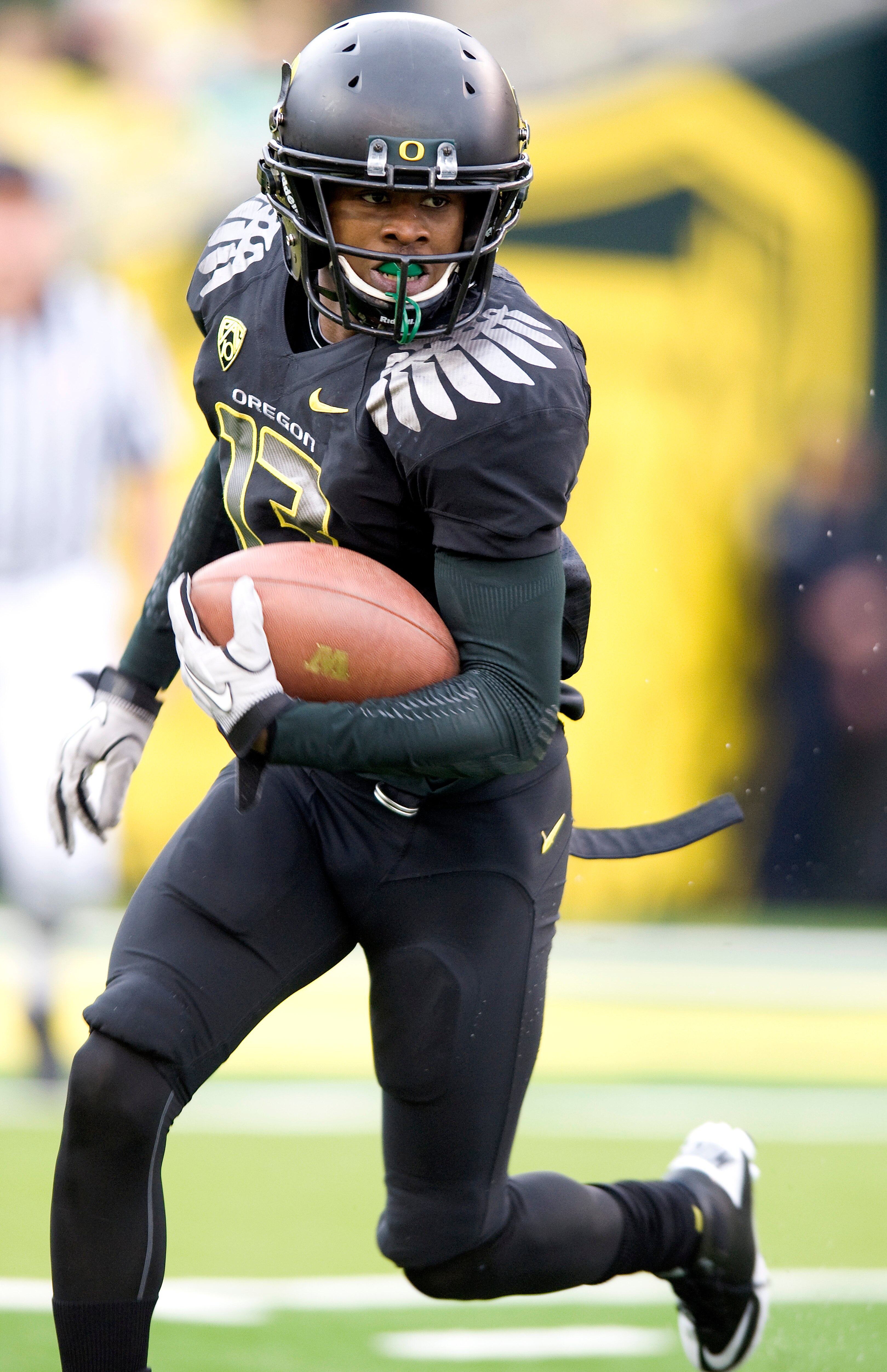 EUGENE, OR - NOVEMBER 06: Cornerback Cliff Harris #13 of the Oregon Ducks runs back a punt in the fourth quarter of the game against the Washington Huskies at Autzen Stadium on November 6, 2010 in Eugene, Oregon. The Ducks won the game 53-16. (Photo by St