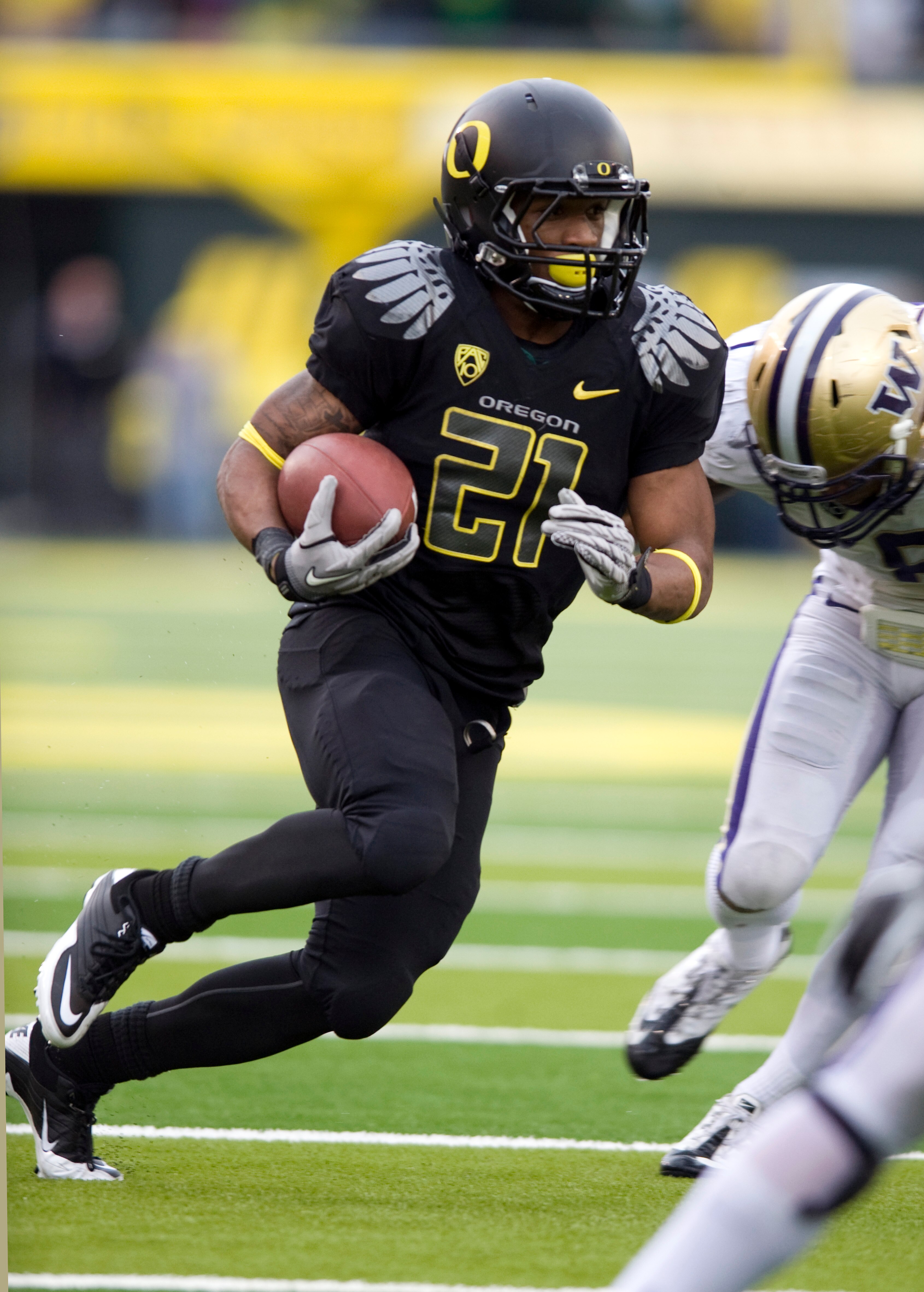 EUGENE, OR - NOVEMBER 6: Running back LaMichael James #21 of the Oregon Ducks looks for some running room in the third quarter of the game against the Washington Huskies at Autzen Stadium on November 6, 2010 in Eugene, Oregon. The Ducks won the game 53-16