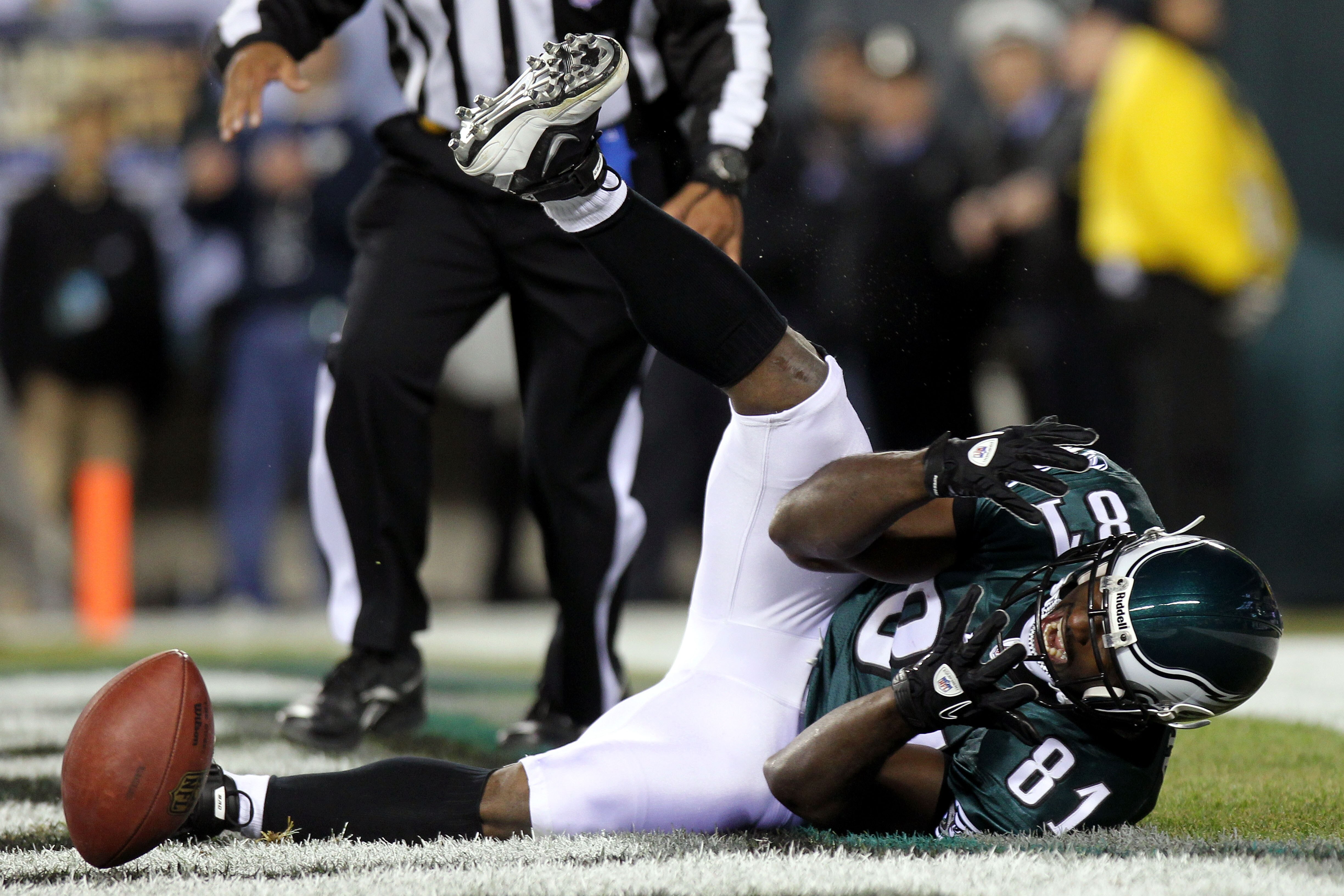 PHILADELPHIA - NOVEMBER 21:  Jason Avant #81 of the Philadelphia Eagles reacts after dropping a touchdown pass against the New York Giants at Lincoln Financial Field on November 21, 2010 in Philadelphia, Pennsylvania.  (Photo by Nick Laham/Getty Images)