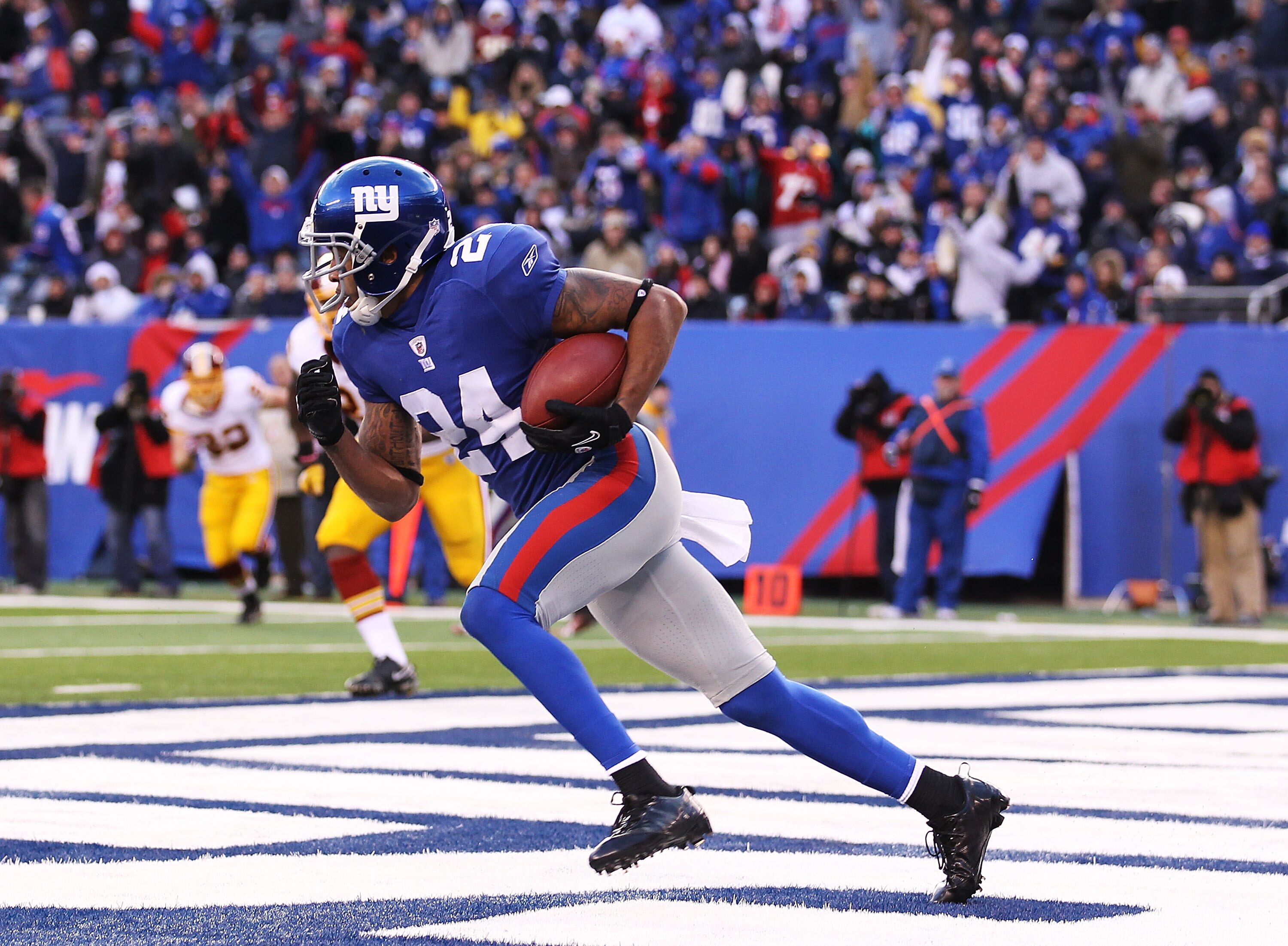 EAST RUTHERFORD, NJ - DECEMBER 05:  Terrell Thomas #24  of the New York Giants intercepts the ball against the Washington Redskins during their game on December 5, 2010 at The New Meadowlands Stadium in East Rutherford, New Jersey.  (Photo by Al Bello/Get