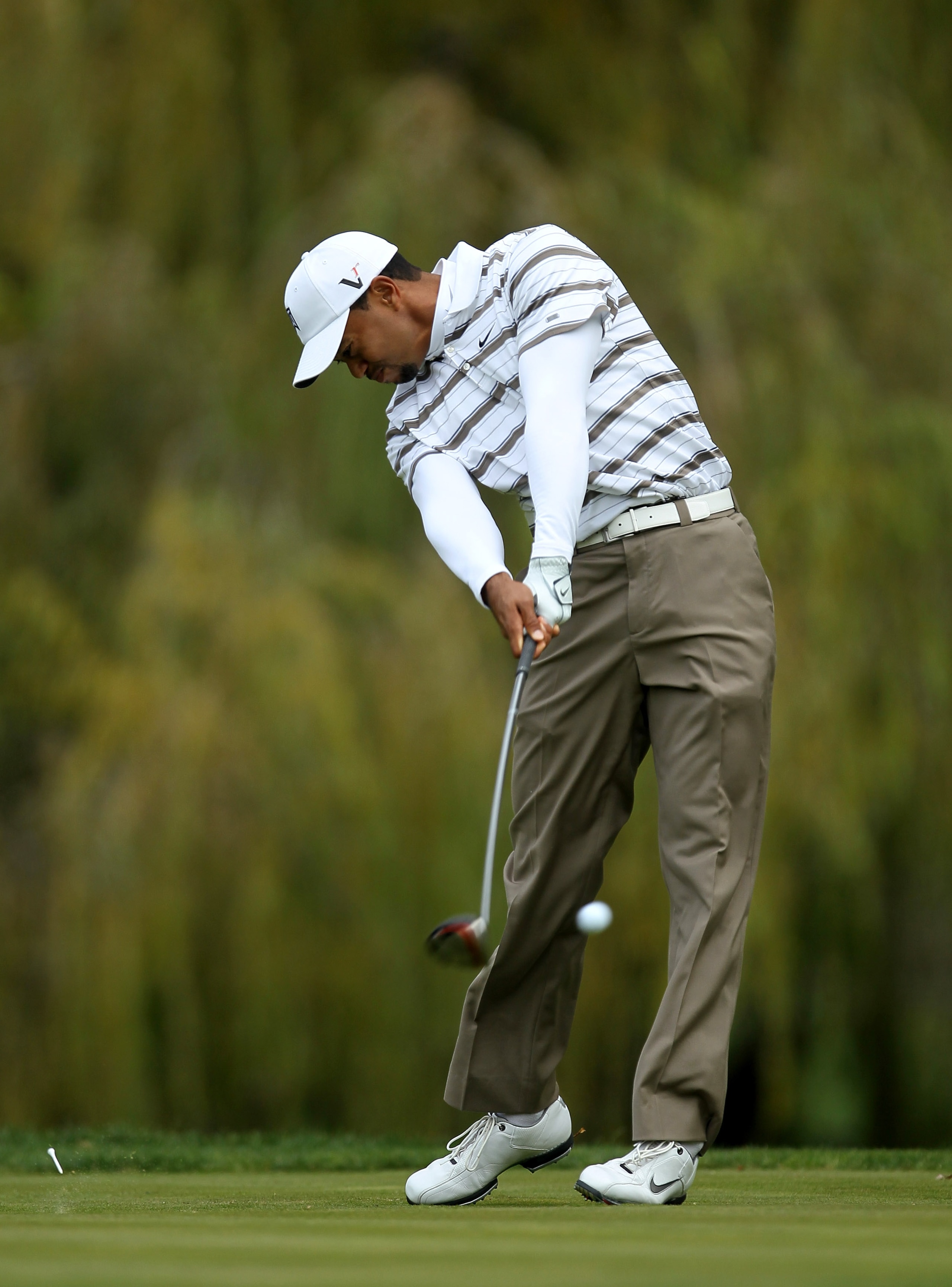THOUSAND OAKS, CA - DECEMBER 04:  Tiger Woods hits his tee shot on the fifth hole during round three of the Chevron World Challenge at Sherwood Country Club on December 4, 2010 in Thousand Oaks, California.  (Photo by Stephen Dunn/Getty Images)