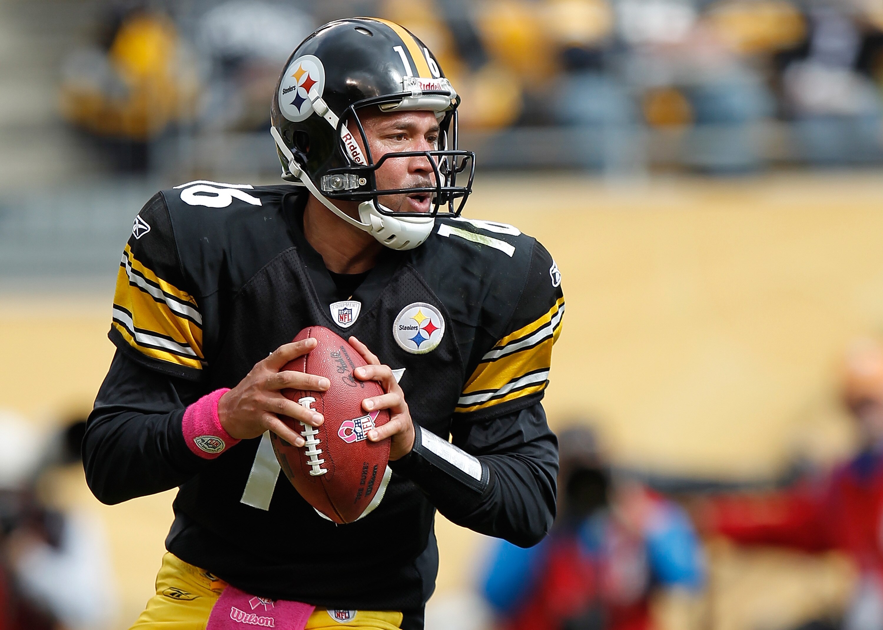 PITTSBURGH - OCTOBER 03: Charlie Batch #16 of the Pittsburgh Steelers looks for an open receiver during the game against the Baltimore Ravens on October 3, 2010 at Heinz Field in Pittsburgh, Pennsylvania. (Photo by Gregory Shamus/Getty Images)