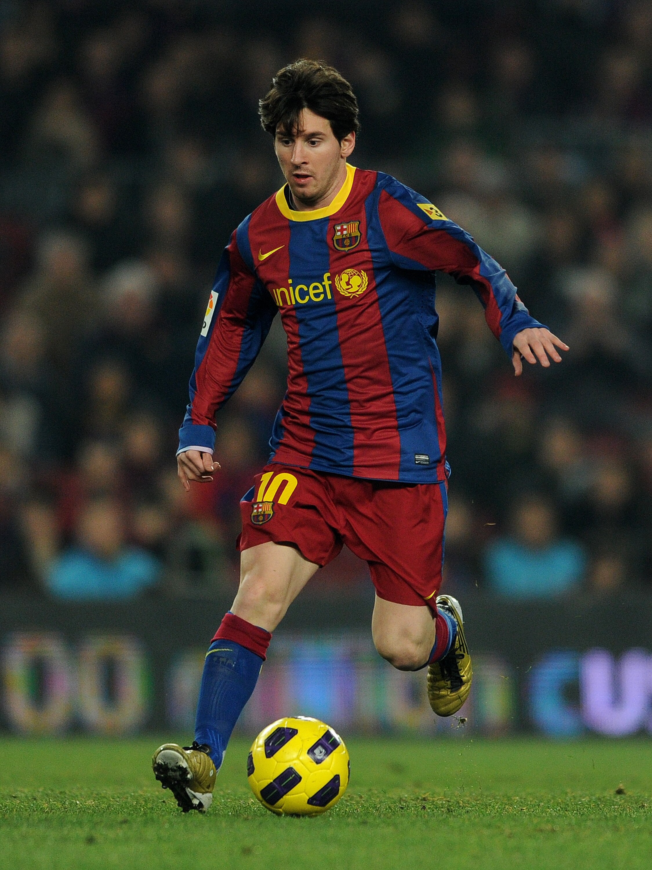 BARCELONA, SPAIN - DECEMBER 21:  Lionel Messi of Barcelona runs with the ball during the round of last 16 Copa del Rey match between FC Barcelona and Athletic Bilbao at the Camp Nou stadium on December 21, 2010 in Barcelona, Spain.  (Photo by Jasper Juine