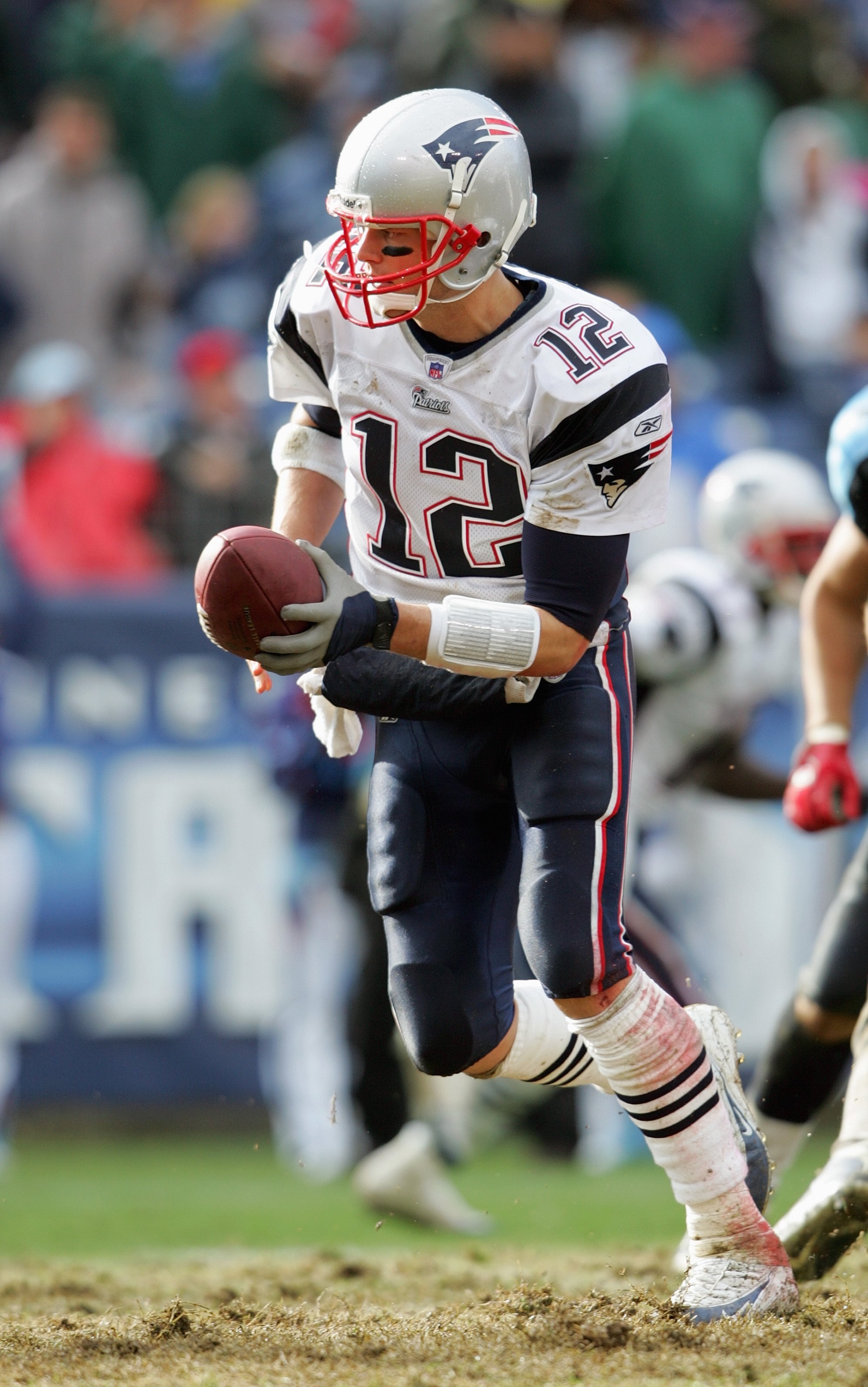 NASHVILLE, TN - DECEMBER 31: Tom Brady #12 of the New England Patriots looks to hand off the ball during the NFL game against the Tennessee Titans on December 31, 2006 at LP Field in Nashville, Tennessee. (Photo by Andy Lyons/Getty Images)