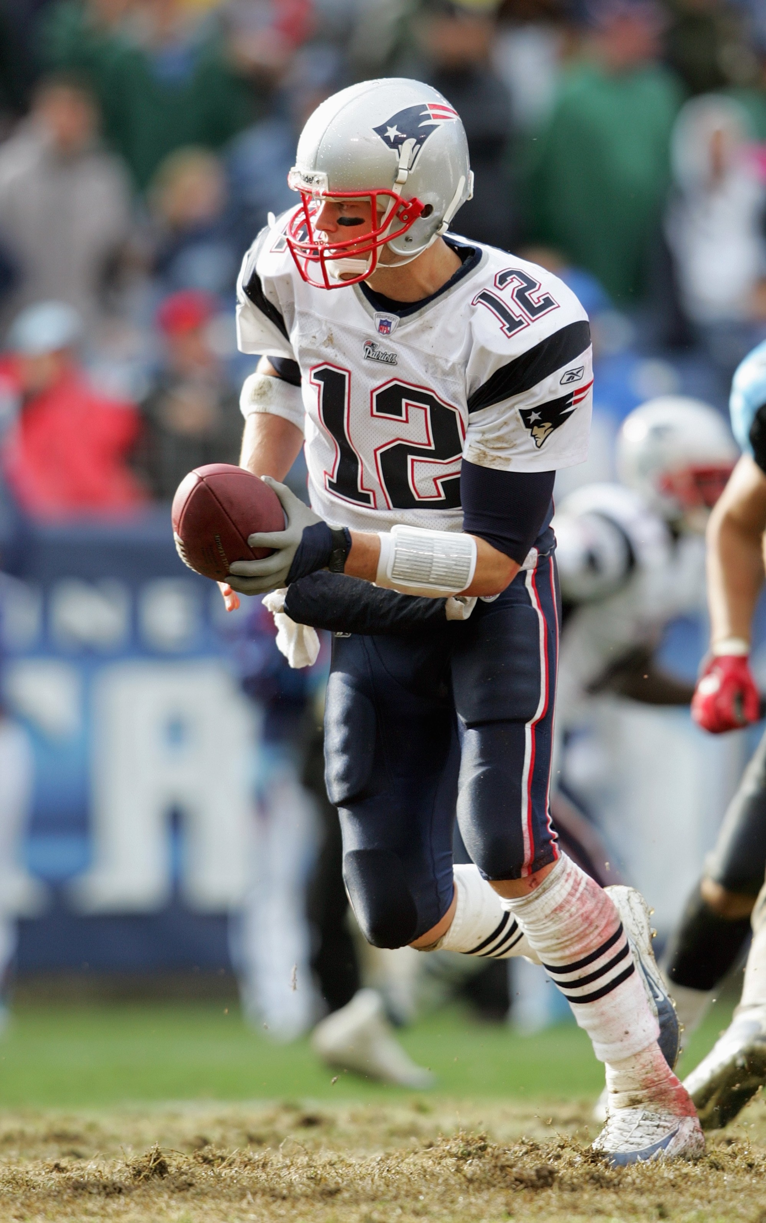 NASHVILLE, TN - DECEMBER 31: Tom Brady #12 of the New England Patriots looks to hand off the ball during the NFL game against the Tennessee Titans on December 31, 2006 at LP Field in Nashville, Tennessee. (Photo by Andy Lyons/Getty Images)