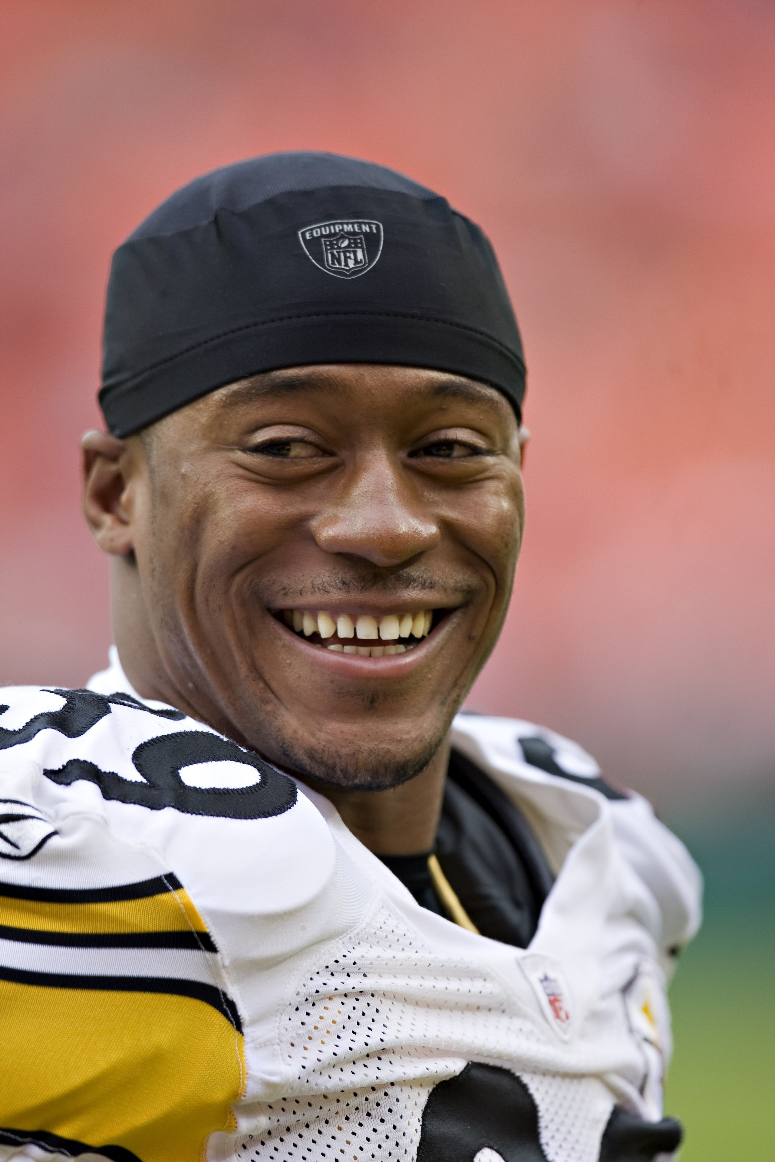 KANSAS CITY, MO - NOVEMBER 22:  Running back Willie Parker #39 of the Pittsburgh Steelers warming up before a game against the Kansas City Chiefs at Arrowhead Stadium on November 22, 2009 in Kansas City, Missouri.  The Chiefs defeated the Steelers 27-24.