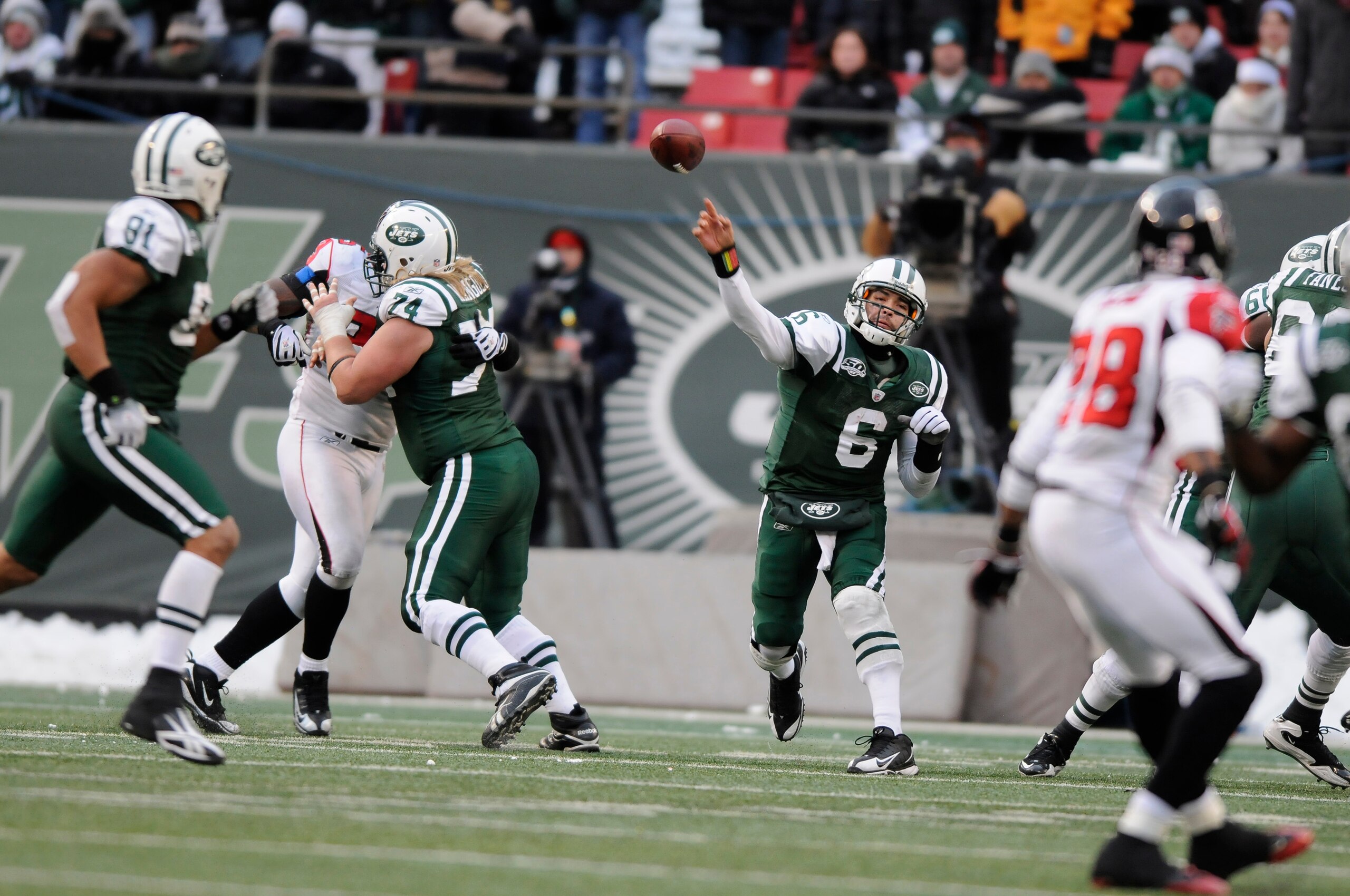 EAST RUTHERFORD, NJ - DECEMBER 20: Quarterback Mark Sanchez #6 of the New York Jets passes during an NFL game against the Atlanta Falcons at Giants Stadium on December 20, 2009 in East Rutherford, New Jersey. (Photo by Jim Luzzi/Getty Images)