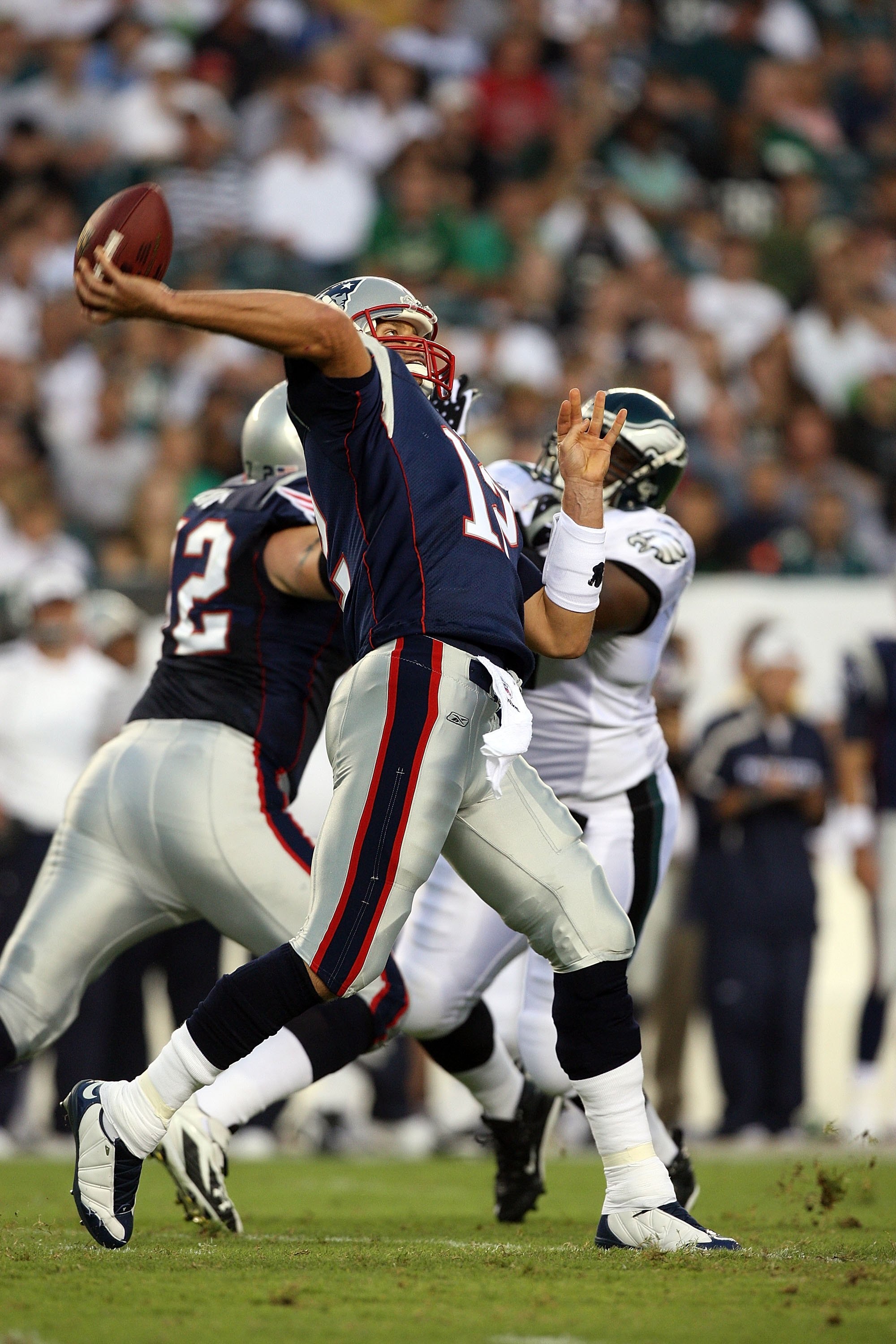 PHILADELPHIA - AUGUST 13:  Tom Brady #12 of the New England Patriots throws a pass against the Philadelphia Eagles on August 13, 2009 at Lincoln Financial Field in Philadelphia, Pennsylvania.  (Photo by Jim McIsaac/Getty Images)
