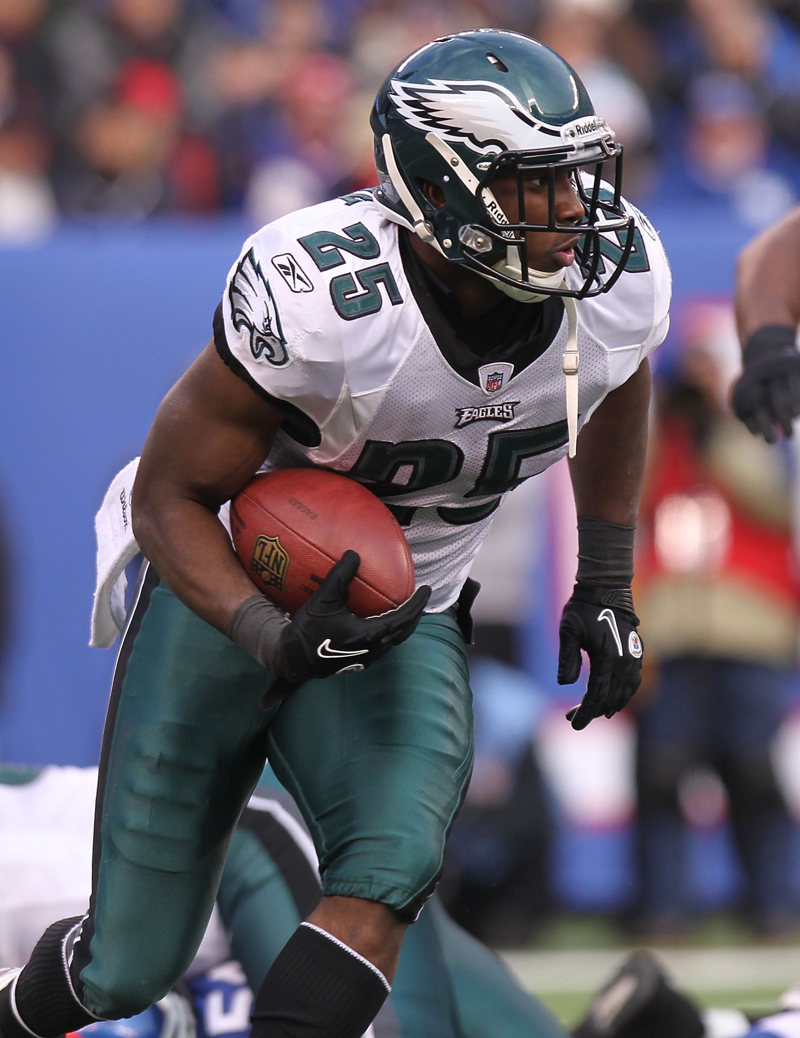EAST RUTHERFORD, NJ - DECEMBER 19:  LeSean McCoy #25 of the Philadelphia Eagles rushes against the New York Giants at New Meadowlands Stadium on December 19, 2010 in East Rutherford, New Jersey.  (Photo by Nick Laham/Getty Images)