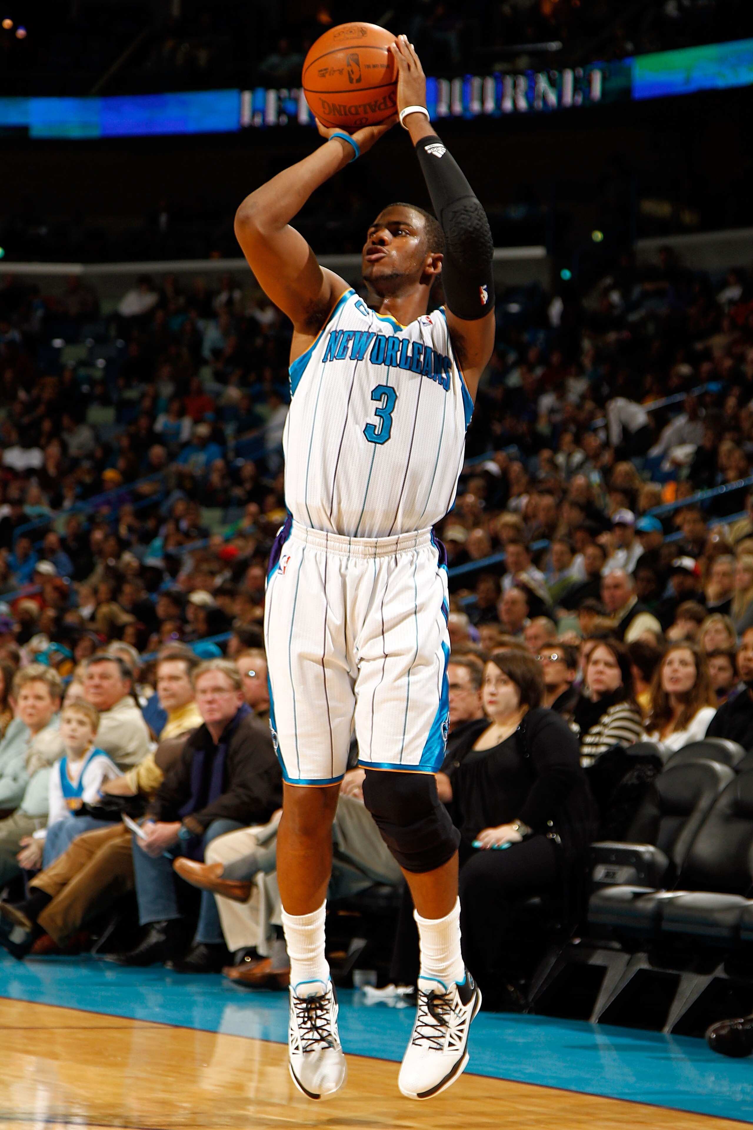 NEW ORLEANS, LA - DECEMBER 26: Chris Paul #3 of the New Orleans Hornets shoots the ball during the game against the Atlanta Hawks at the New Orleans Arena on December 26, 2010 in New Orleans, Louisiana. NOTE TO USER: User expressly acknowledges and agre NEW ORLEANS, LA - DECEMBER 26: Chris Paul #3 of the New Orleans Hornets shoots the ball during the game against the Atlanta Hawks at the New Orleans Arena on December 26, 2010 in New Orleans, Louisiana. NOTE TO USER: User expressly acknowledges and agre