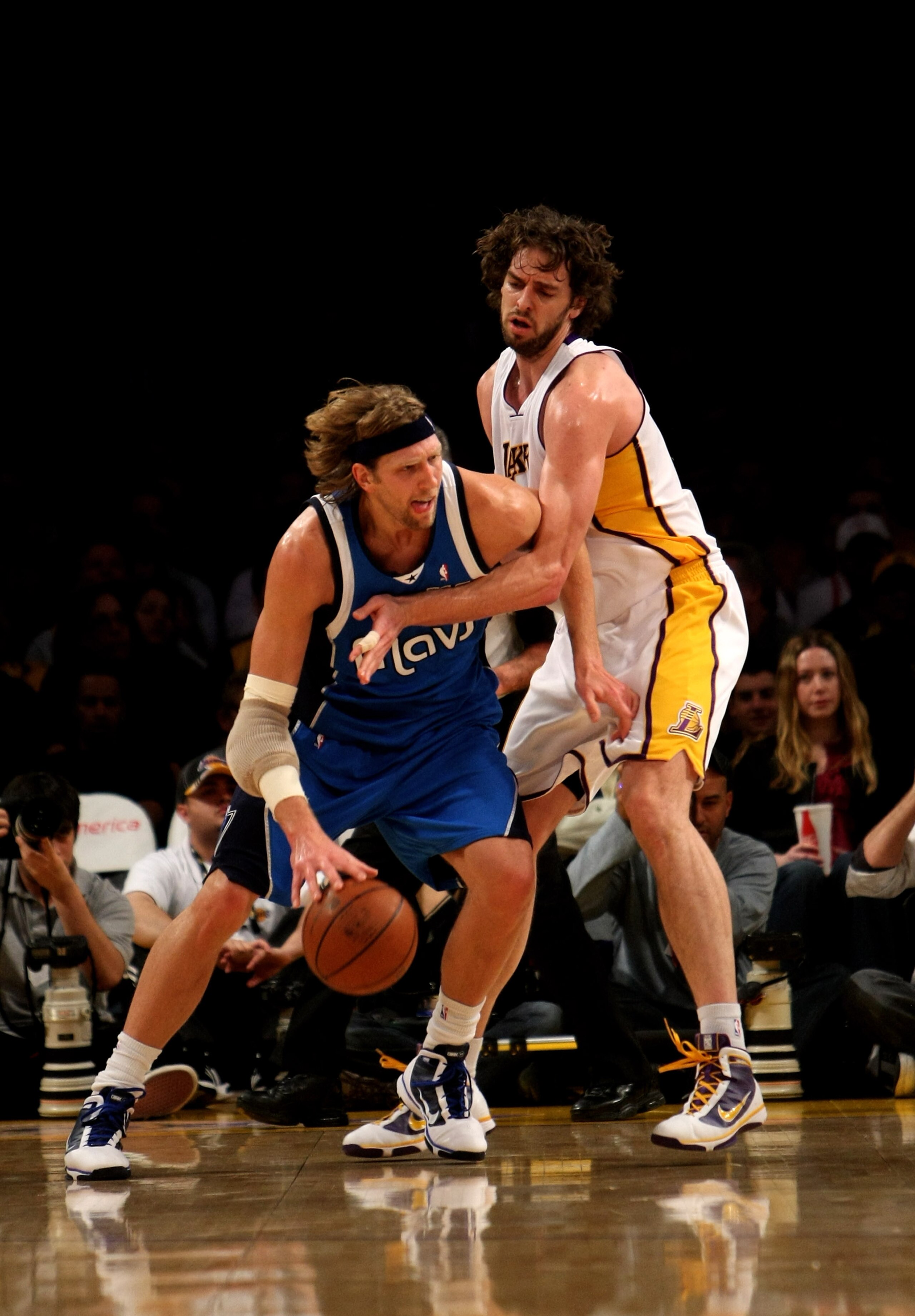 LOS ANGELES, CA - JANUARY 03: Dirk Nowitzki #41 of the Dallas Mavericks driveas against Pau Gasol #16 of the Los Angeles Lakers on January 3, 2010 at Staples Center in Los Angeles, California. NOTE TO USER: User expressly acknowledges and agrees that, by LOS ANGELES, CA - JANUARY 03: Dirk Nowitzki #41 of the Dallas Mavericks driveas against Pau Gasol #16 of the Los Angeles Lakers on January 3, 2010 at Staples Center in Los Angeles, California. NOTE TO USER: User expressly acknowledges and agrees that, by