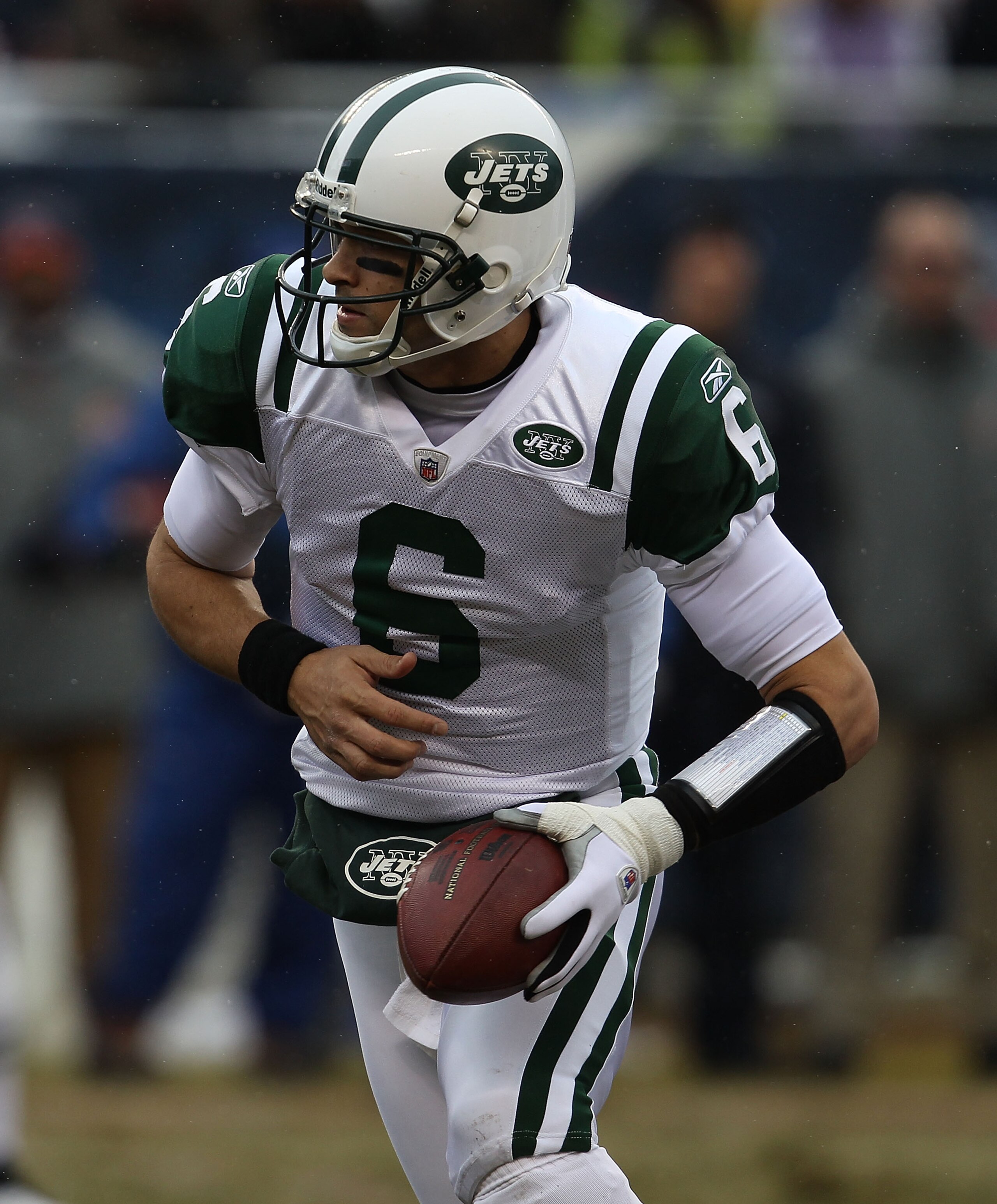 CHICAGO, IL - DECEMBER 26: Mark Sanchez #6 of the New York Jets turns to hand-off against the Chicago Bears at Soldier Field on December 26, 2010 in Chicago, Illinois. The Bears defeated the Jets 38-34. (Photo by Jonathan Daniel/Getty Images) CHICAGO, IL - DECEMBER 26: Mark Sanchez #6 of the New York Jets turns to hand-off against the Chicago Bears at Soldier Field on December 26, 2010 in Chicago, Illinois. The Bears defeated the Jets 38-34. (Photo by Jonathan Daniel/Getty Images)