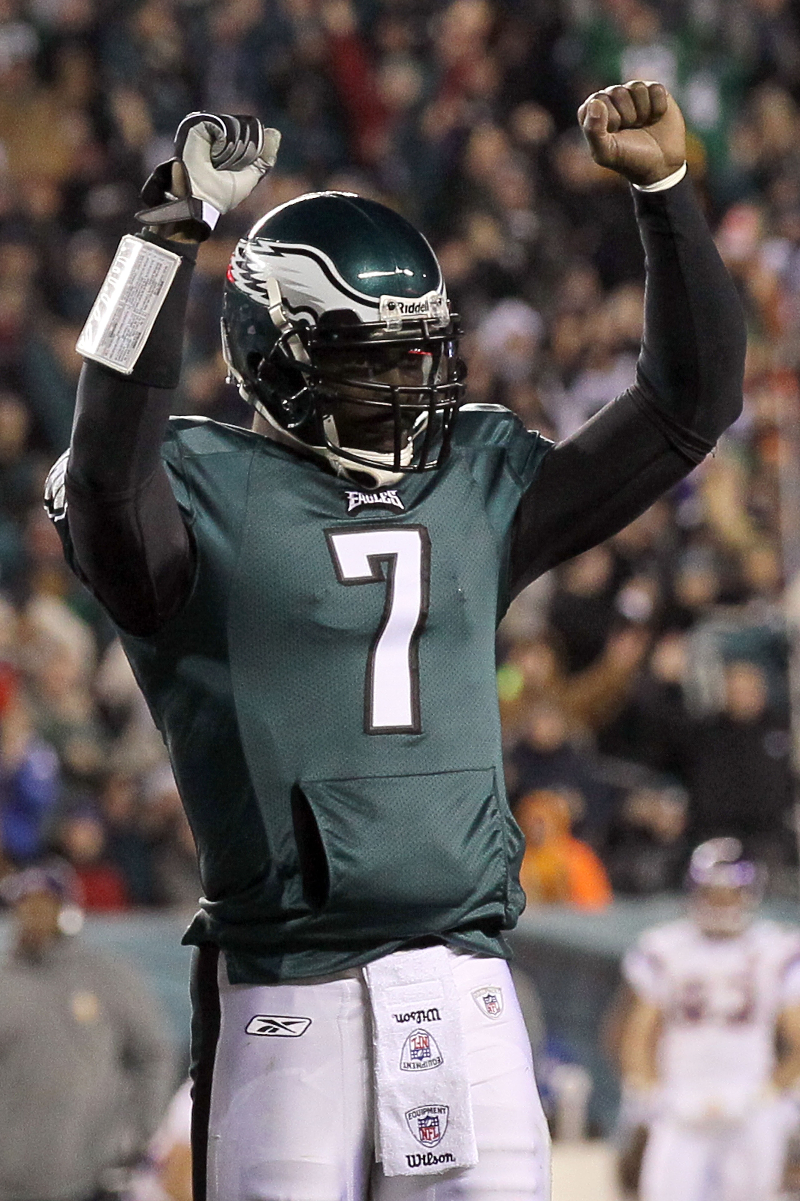 PHILADELPHIA, PA - DECEMBER 26:  Michael Vick #7 of the Philadelphia Eagles celebrates after a touchdown against the Minnesota Vikings at Lincoln Financial Field on December 26, 2010 in Philadelphia, Pennsylvania.  (Photo by Jim McIsaac/Getty Images)