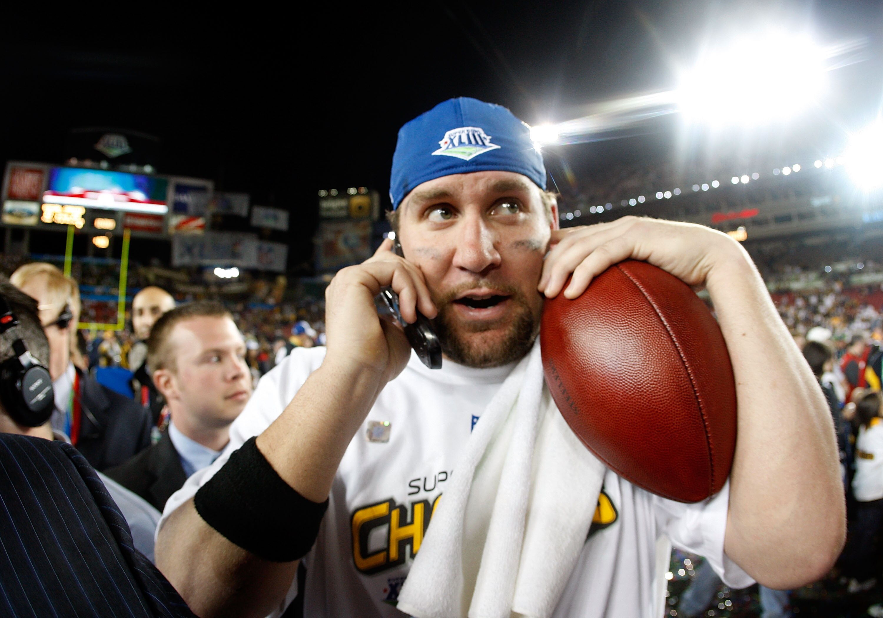 TAMPA, FL - FEBRUARY 01:  Quarterback Ben Roethlisberger #7 of the Pittsburgh Steelers talks on his cell phone with President Barack Obama as he celebrates after the Steelers won 27-23 against the Arizona Cardinals during Super Bowl XLIII on February 1, 2