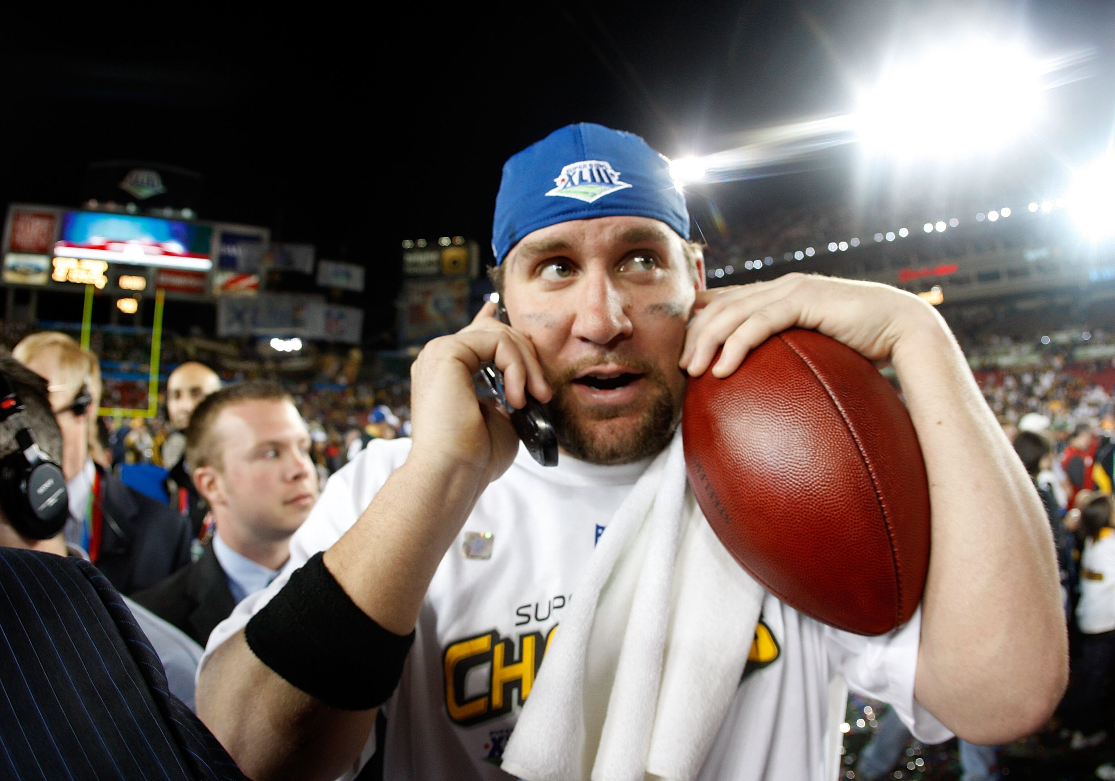 TAMPA, FL - FEBRUARY 01:  Quarterback Ben Roethlisberger #7 of the Pittsburgh Steelers talks on his cell phone with President Barack Obama as he celebrates after the Steelers won 27-23 against the Arizona Cardinals during Super Bowl XLIII on February 1, 2