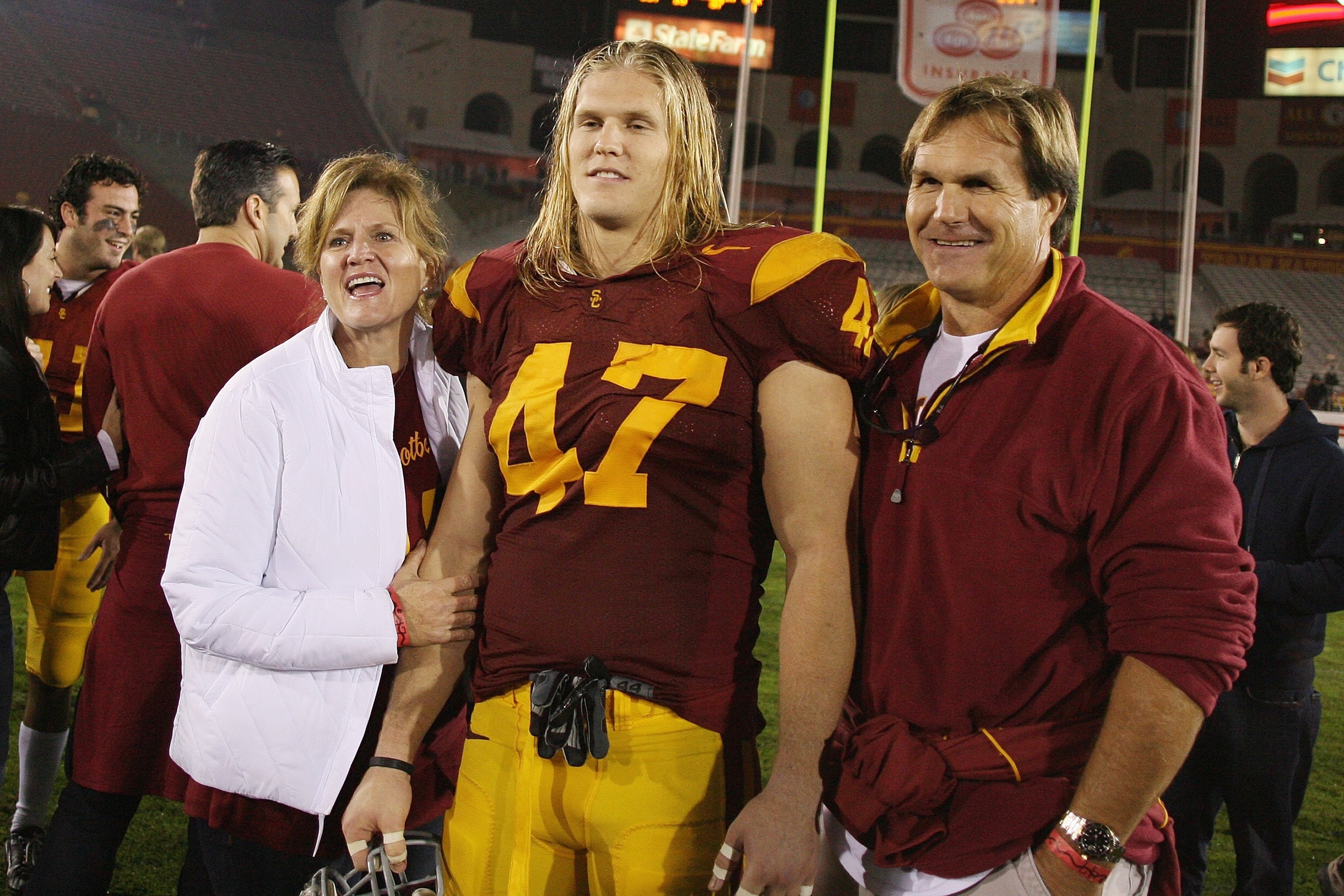 LOS ANGELES - NOVEMBER 29:  Clay Matthews Jr. #47 of the USC Trojans poses on the field with his mother Leslie Matthews and father Clay Matthews Sr. after the game against the Notre Dame Fighting Irish on November 29, 2008 at the Los Angeles Memorial Coli