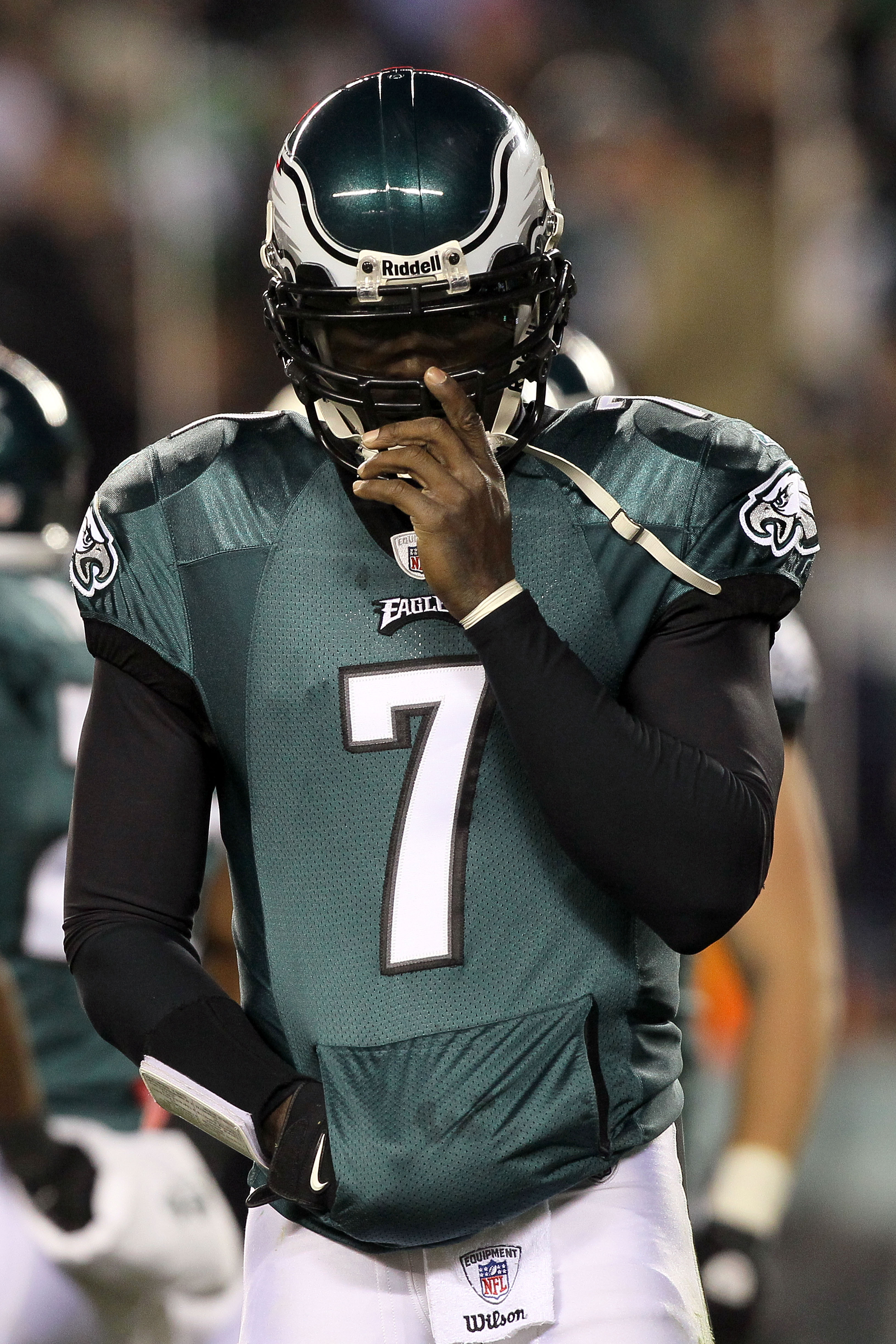 PHILADELPHIA, PA - DECEMBER 26:  Michael Vick #7 of the Philadelphia Eagles walks on the field after a play against the Minnesota Vikings at Lincoln Financial Field on December 26, 2010 in Philadelphia, Pennsylvania.  (Photo by Jim McIsaac/Getty Images)