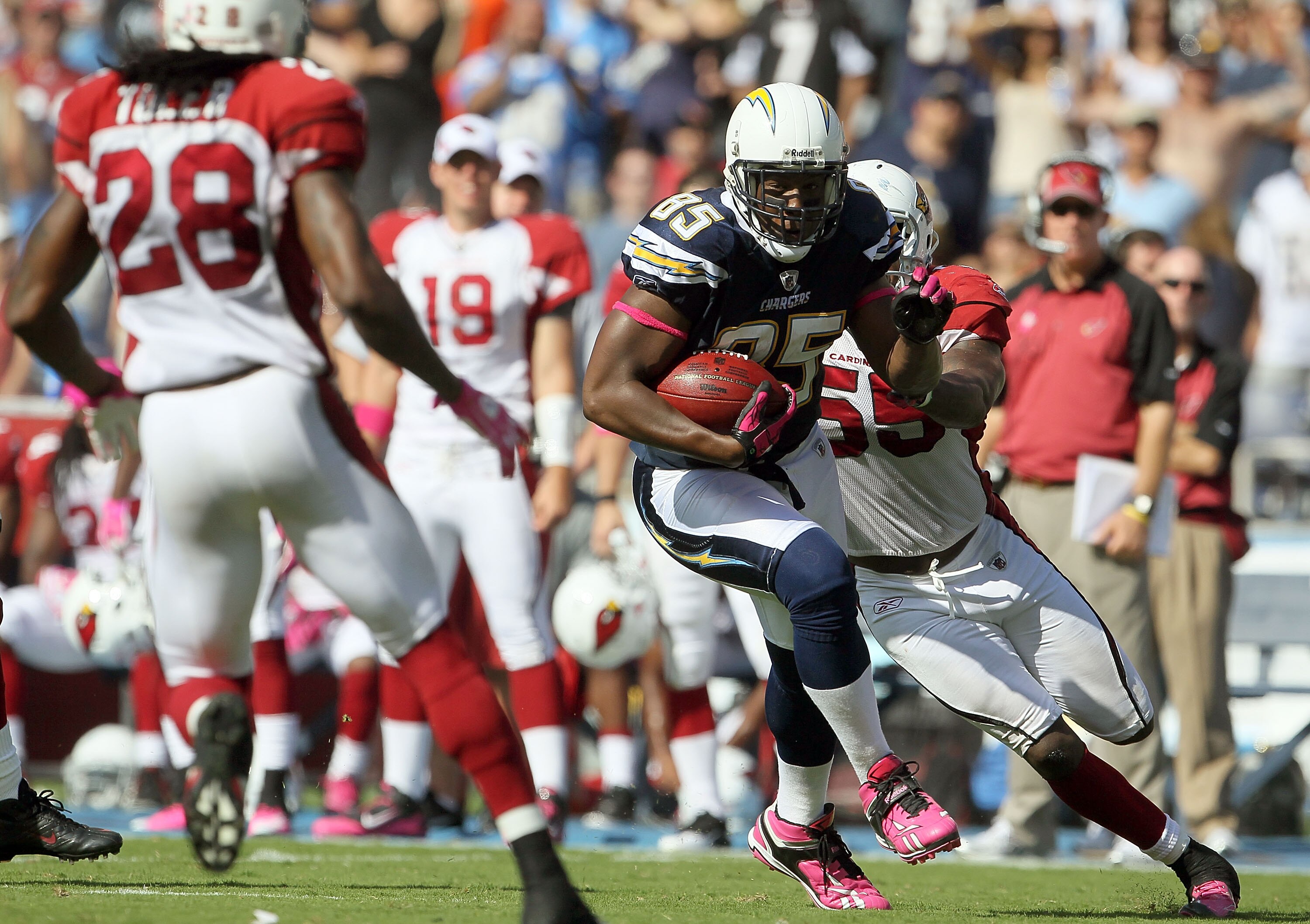 SAN DIEGO - OCTOBER 03:  Tight end Antonio Gates #85 of the San Diego Chargers carries the ball against the Arizona Cardinals at Qualcomm Stadium on October 3, 2010 in San Diego, California. The Chargers defeated the Cardinals 41-10.  (Photo by Jeff Gross