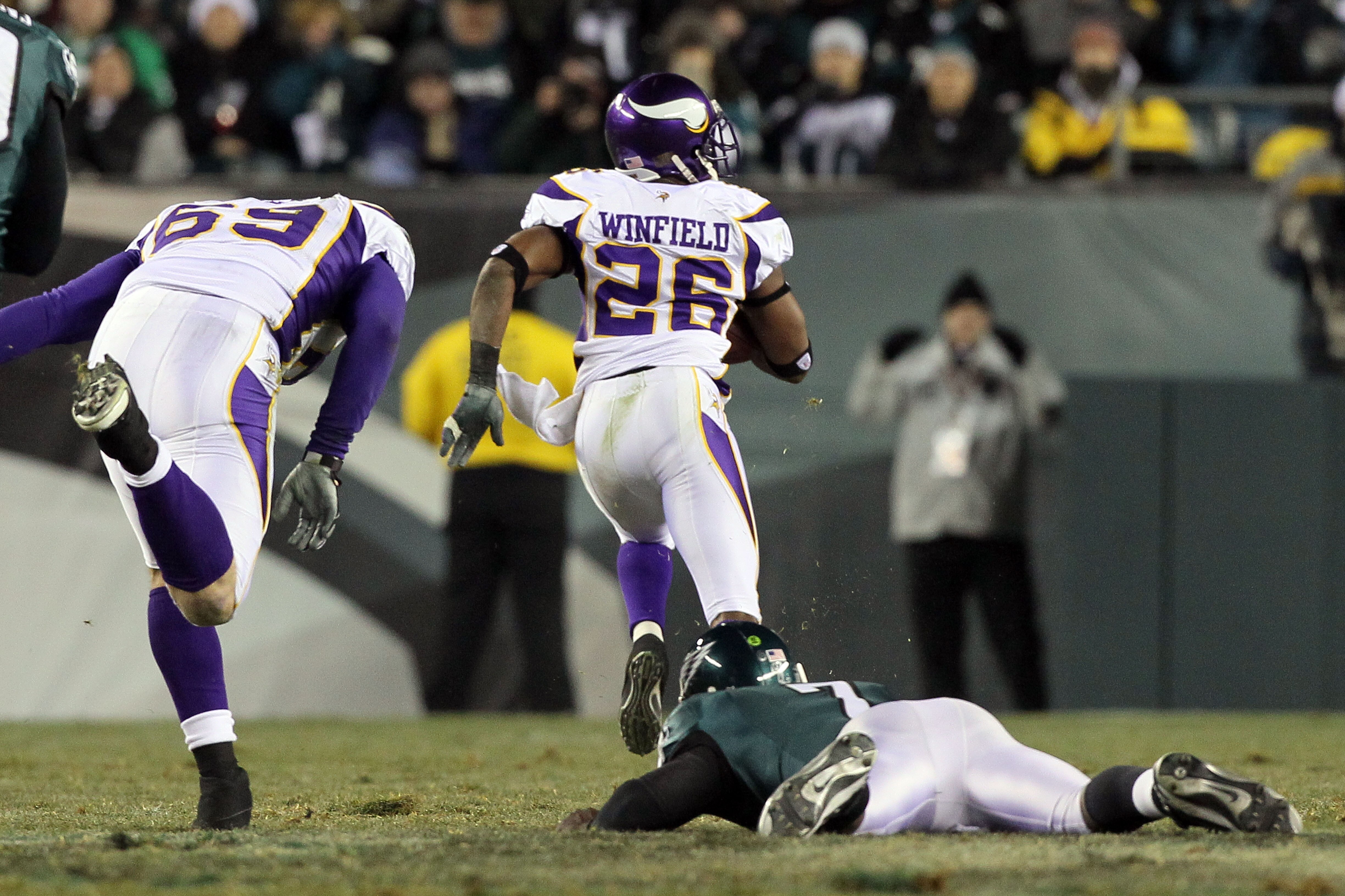 PHILADELPHIA, PA - DECEMBER 26:  Antoine Winfield #26 of the Minnesota Vikings returns a fumble for a touchdown against Michael Vick #7 of the Philadelphia Eagles in the first half at Lincoln Financial Field on December 26, 2010 in Philadelphia, Pennsylva
