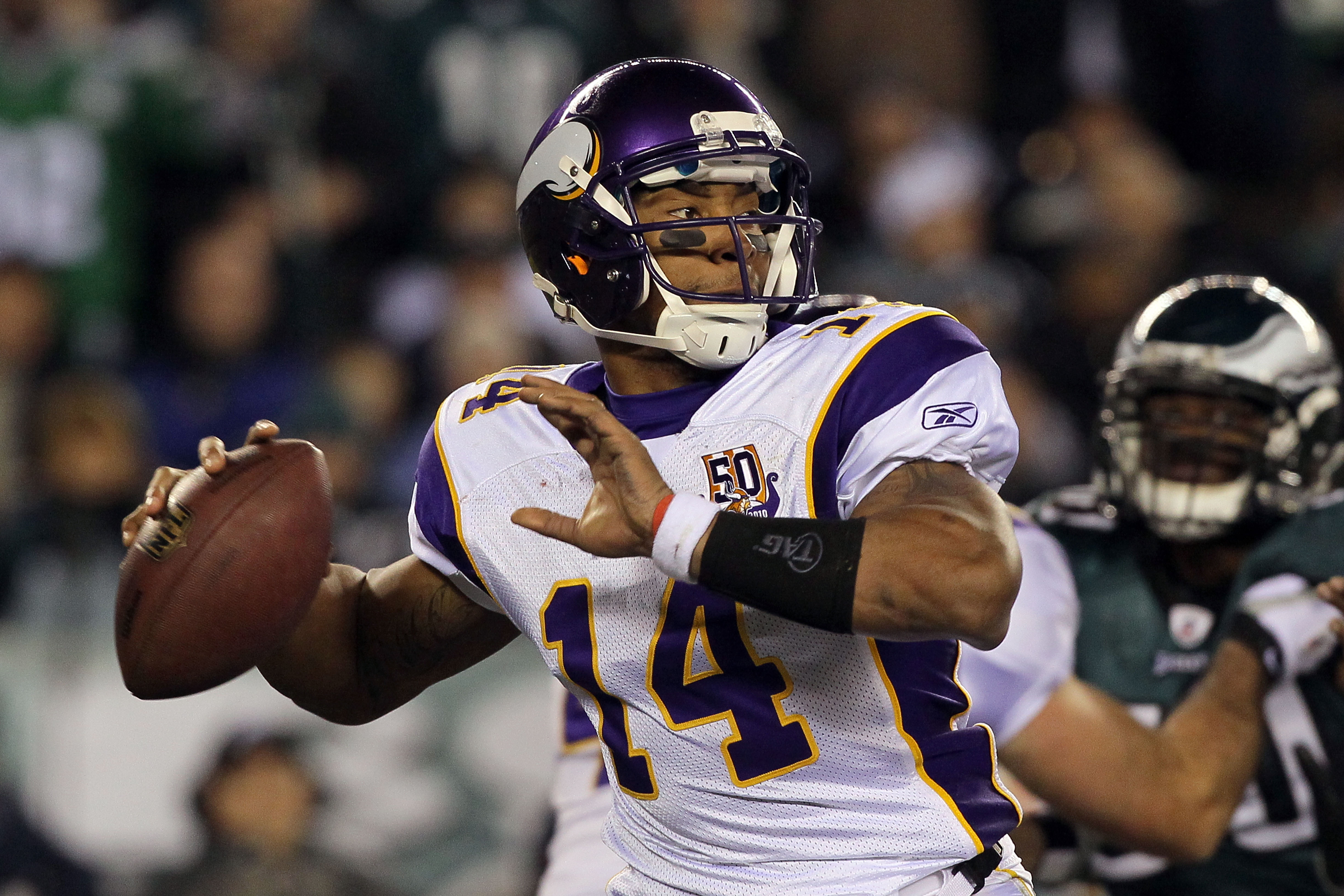 PHILADELPHIA, PA - DECEMBER 26:  Joe Webb #14 of the Minnesota Vikings throws a pass against the Philadelphia Eagles at Lincoln Financial Field on December 26, 2010 in Philadelphia, Pennsylvania.  (Photo by Jim McIsaac/Getty Images)