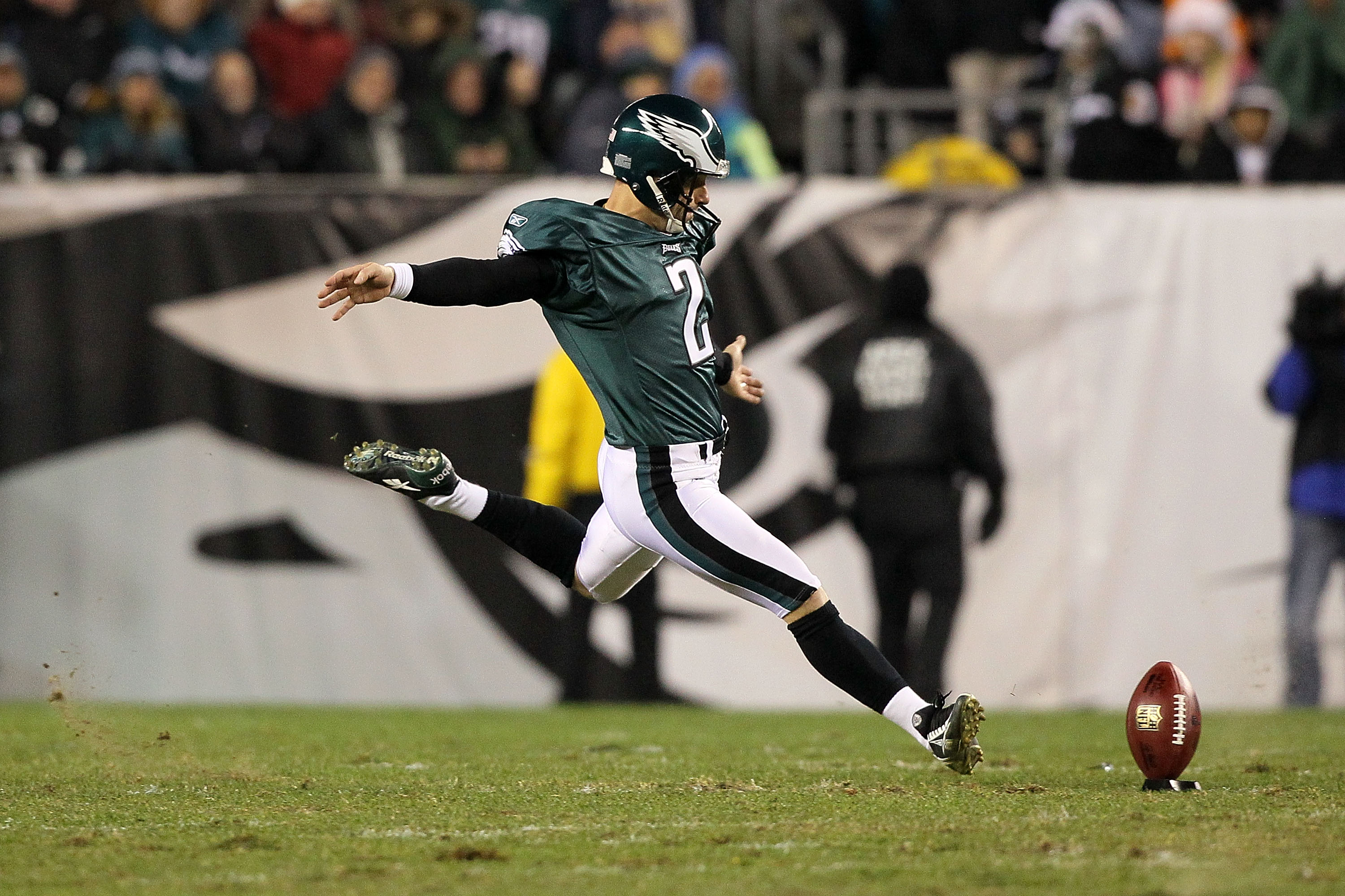 PHILADELPHIA, PA - DECEMBER 02:  Place kicker David Akers #2 of the Philadelphia Eagles kicks the ball off against the Houston Texans at Lincoln Financial Field on December 2, 2010 in Philadelphia, Pennsylvania.  (Photo by Jim McIsaac/Getty Images)