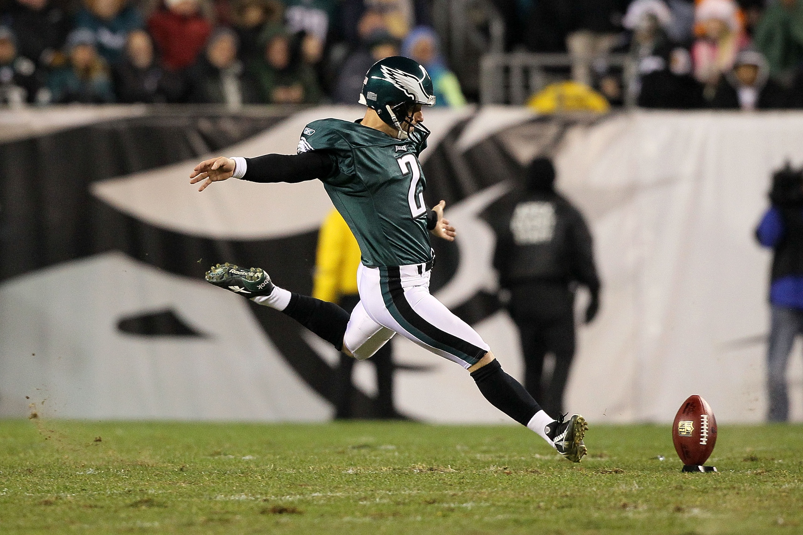PHILADELPHIA, PA - DECEMBER 02:  Place kicker David Akers #2 of the Philadelphia Eagles kicks the ball off against the Houston Texans at Lincoln Financial Field on December 2, 2010 in Philadelphia, Pennsylvania.  (Photo by Jim McIsaac/Getty Images)