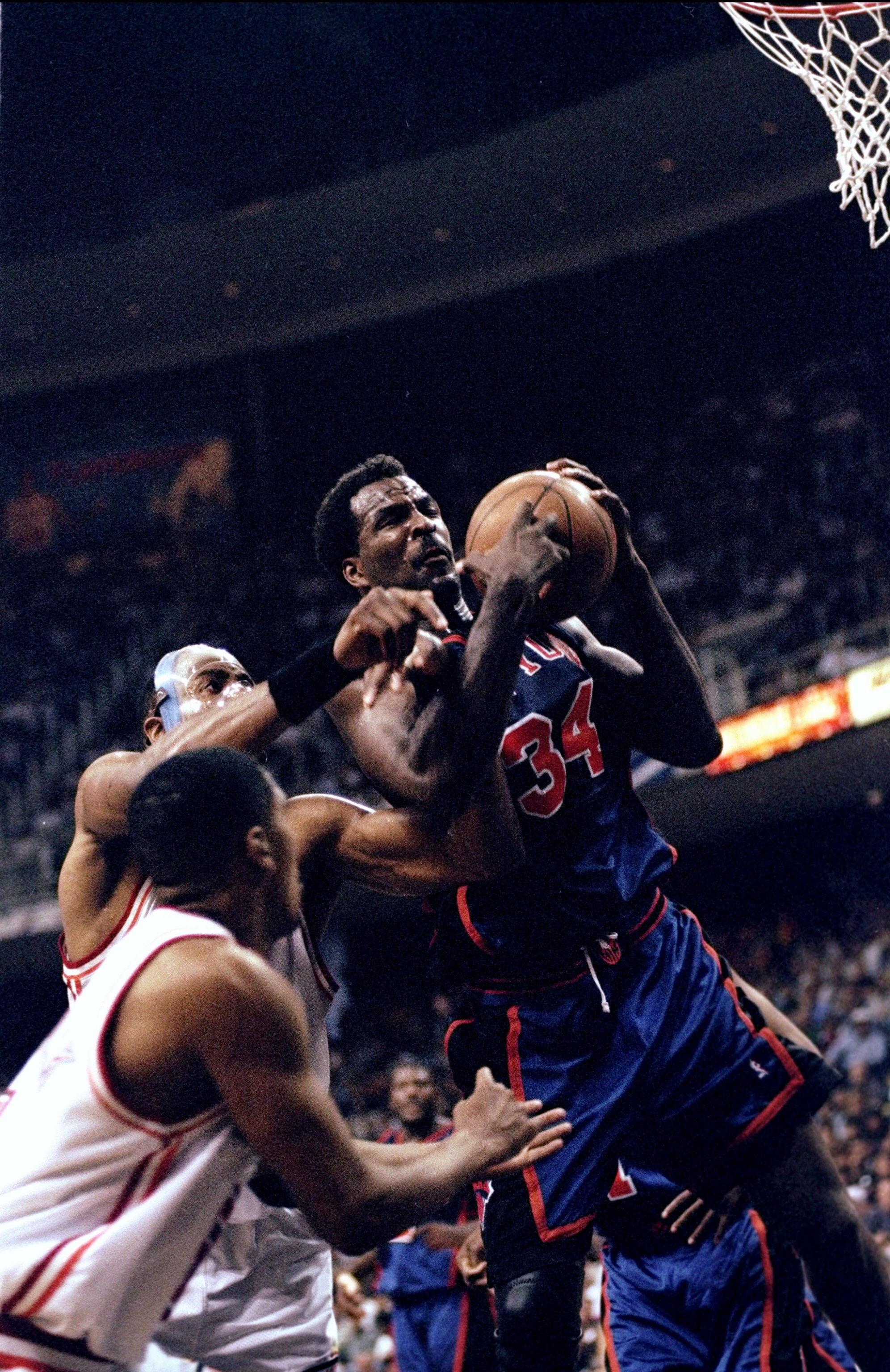 26 Apr 1998:  Forward Charles Oakley of the New York Knicks in action against center Alonzo Mourning of the Miami Heat during an NBA playoff game at the Miami Arena in Miami, Florida.  The Knicks defeated the Heat 96-86. Mandatory Credit: Vincent Laforet