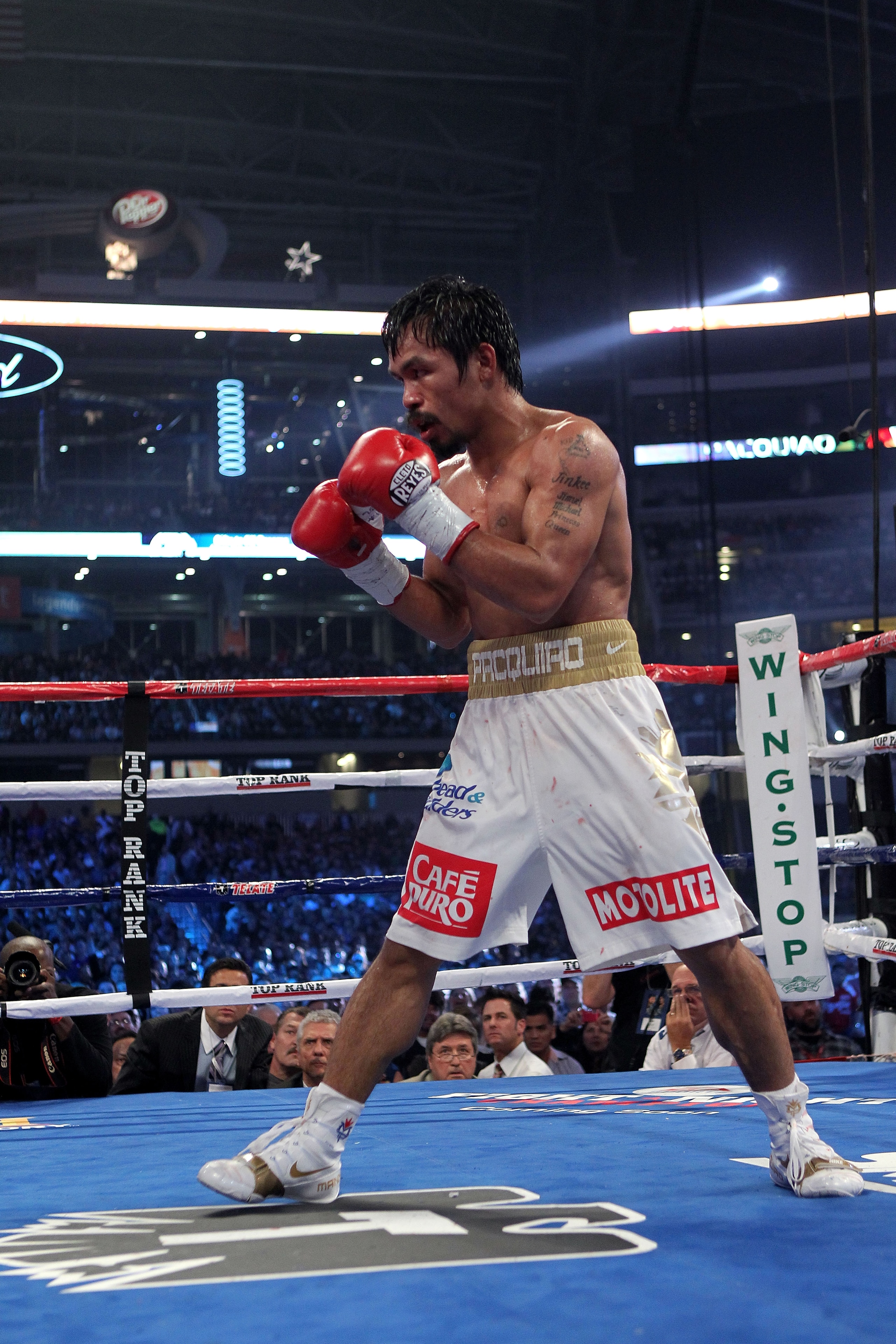 ARLINGTON, TX - NOVEMBER 13: Manny Pacquiao (white trunks) of the Philippines fights against Antonio Margarito of Mexico during their WBC World Super Welterweight Title bout at Cowboys Stadium on November 13, 2010 in Arlington, Texas. (Photo by Nick Lah ARLINGTON, TX - NOVEMBER 13: Manny Pacquiao (white trunks) of the Philippines fights against Antonio Margarito of Mexico during their WBC World Super Welterweight Title bout at Cowboys Stadium on November 13, 2010 in Arlington, Texas. (Photo by Nick Lah