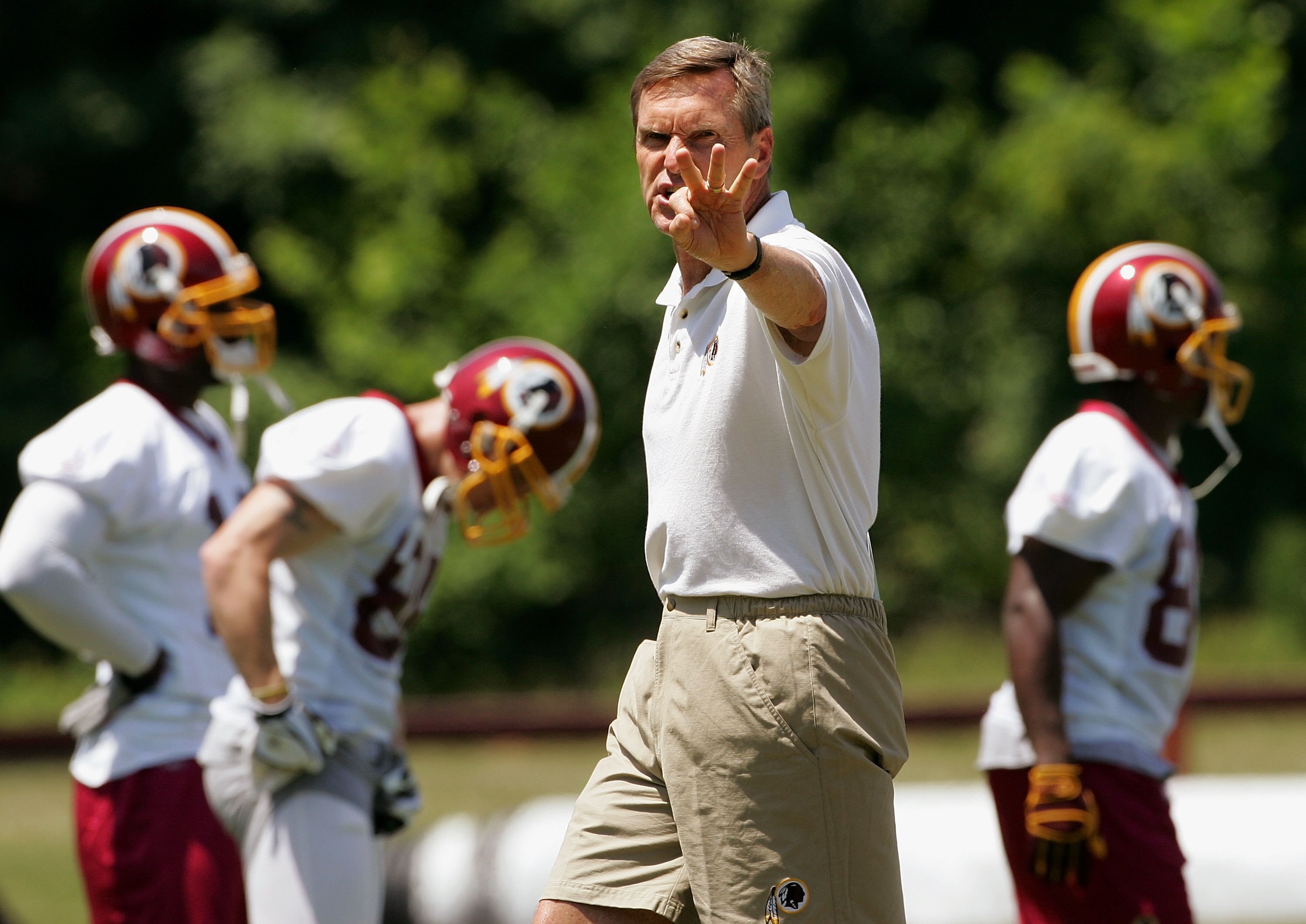 ASHBURN, VA - JUNE 16:  Al Saunders, Associate Head Coach - Offense, works with players during the Washington Redskins minicamp June 16, 2006 at Redskins Park in Ashburn, VA.  (Photo by Win McNamee/Getty Images)