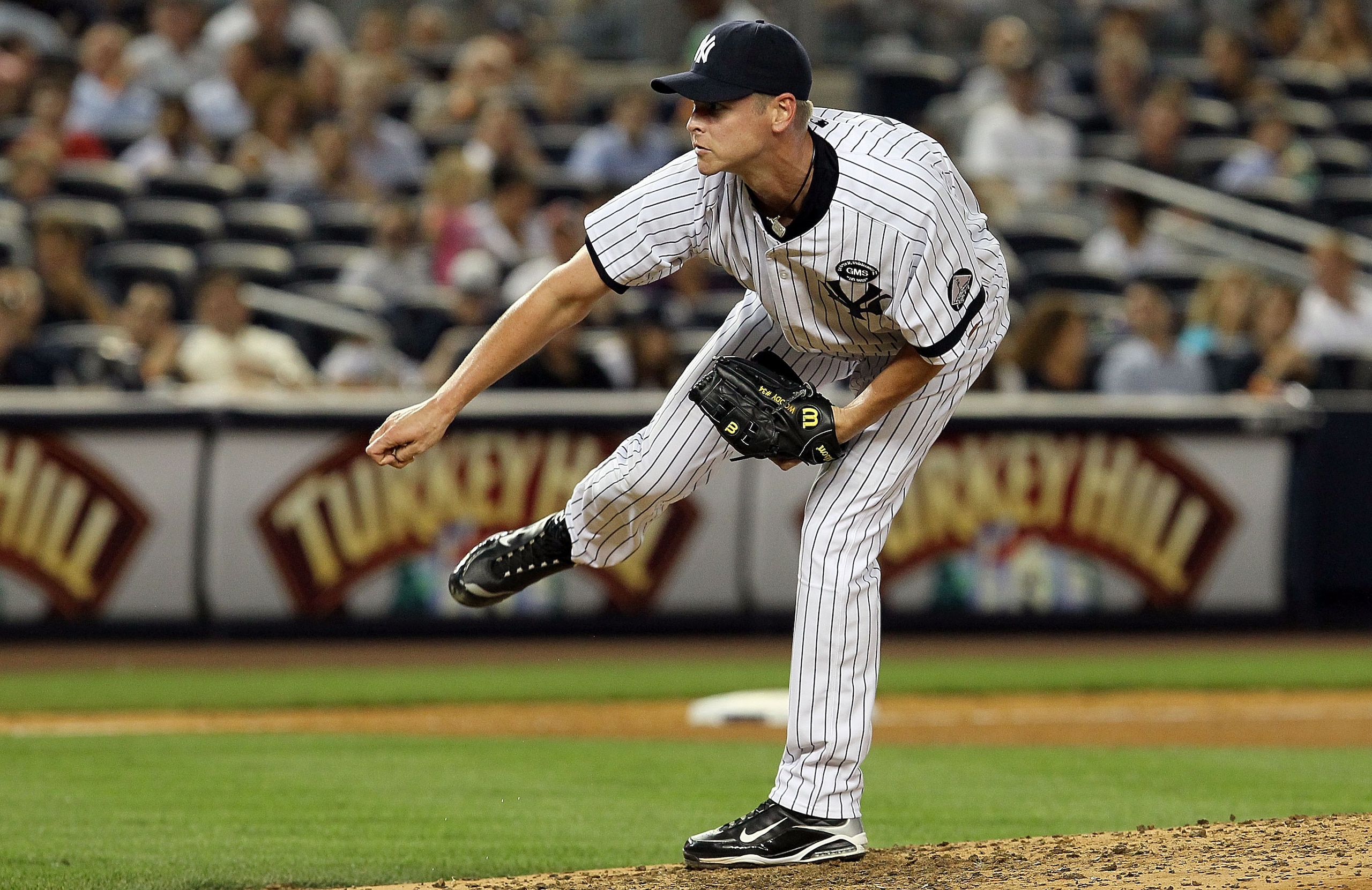 NEW YORK - AUGUST 03:  Kerry Wood #39 of the New York Yankees delivers a pitch against the Toronto Blue Jays on August 3, 2010 at Yankee Stadium in the Bronx borough of New York City.  (Photo by Jim McIsaac/Getty Images)