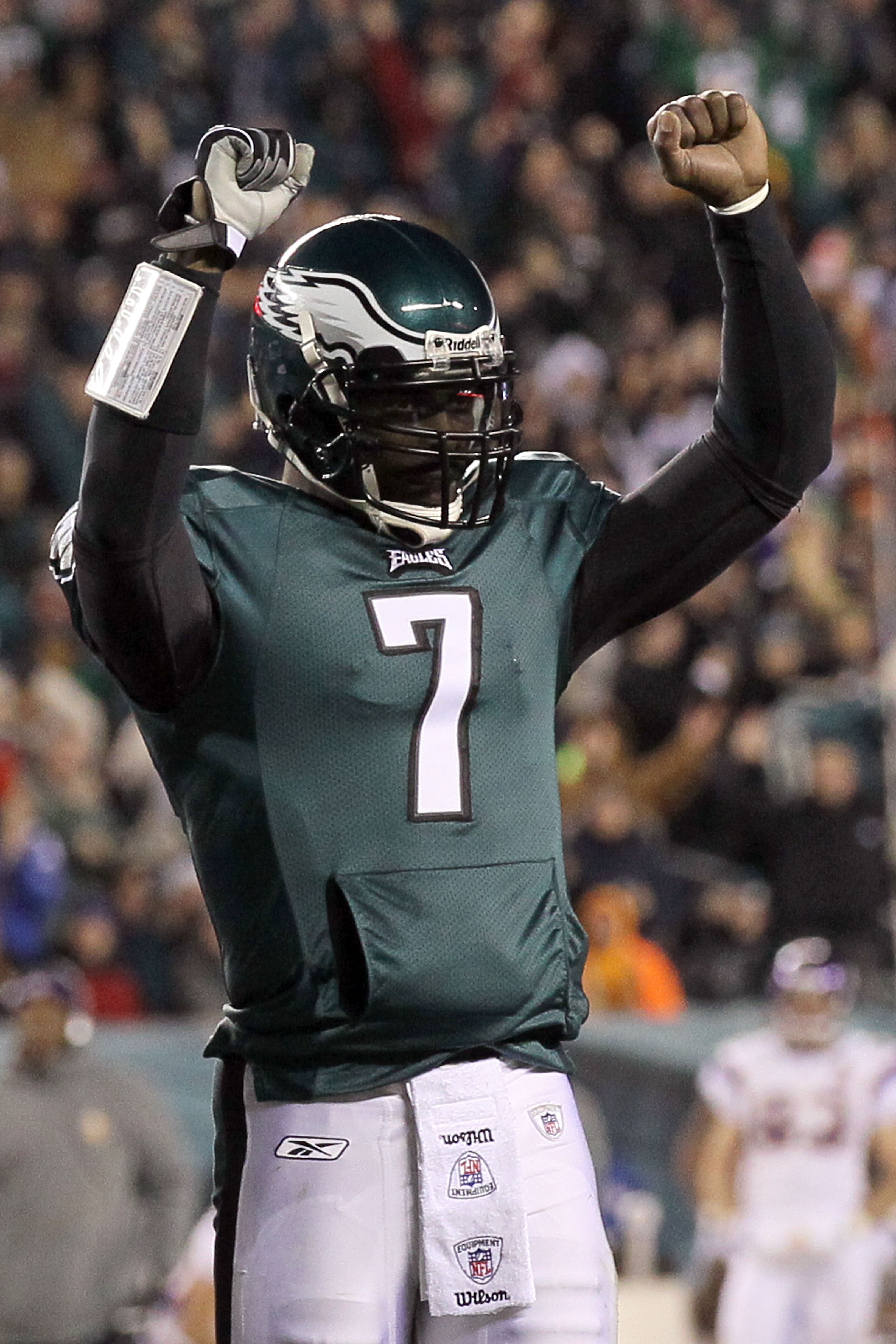 PHILADELPHIA, PA - DECEMBER 26:  Michael Vick #7 of the Philadelphia Eagles celebrates after a touchdown against the Minnesota Vikings at Lincoln Financial Field on December 26, 2010 in Philadelphia, Pennsylvania.  (Photo by Jim McIsaac/Getty Images)
