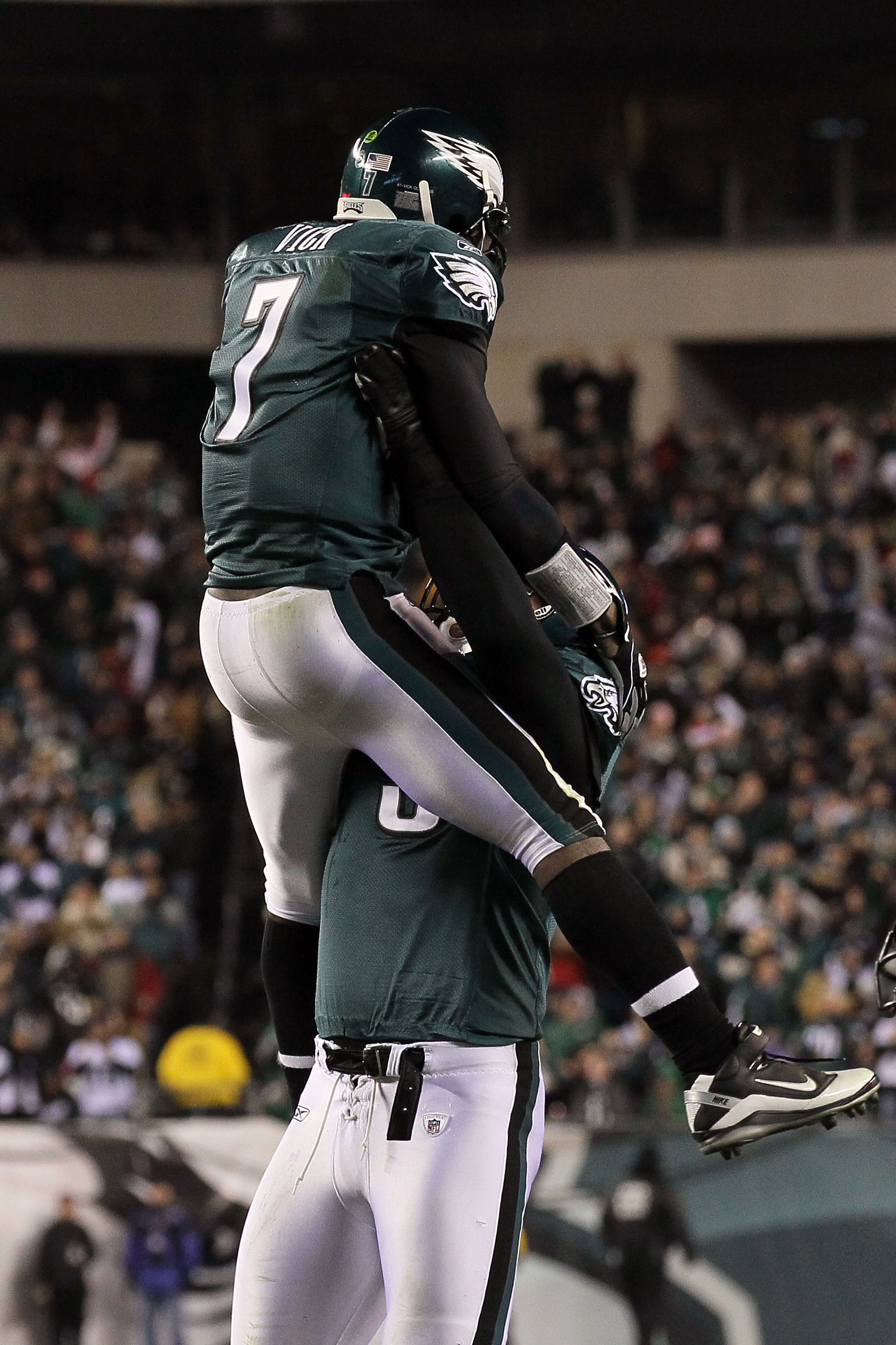 PHILADELPHIA, PA - DECEMBER 28: Todd Herremans #79 lifts Michael Vick #7 of the Philadelphia Eagles after a play against the Minnesota Vikings at Lincoln Financial Field on December 28, 2010 in Philadelphia, Pennsylvania. (Photo by Jim McIsaac/Getty Image
