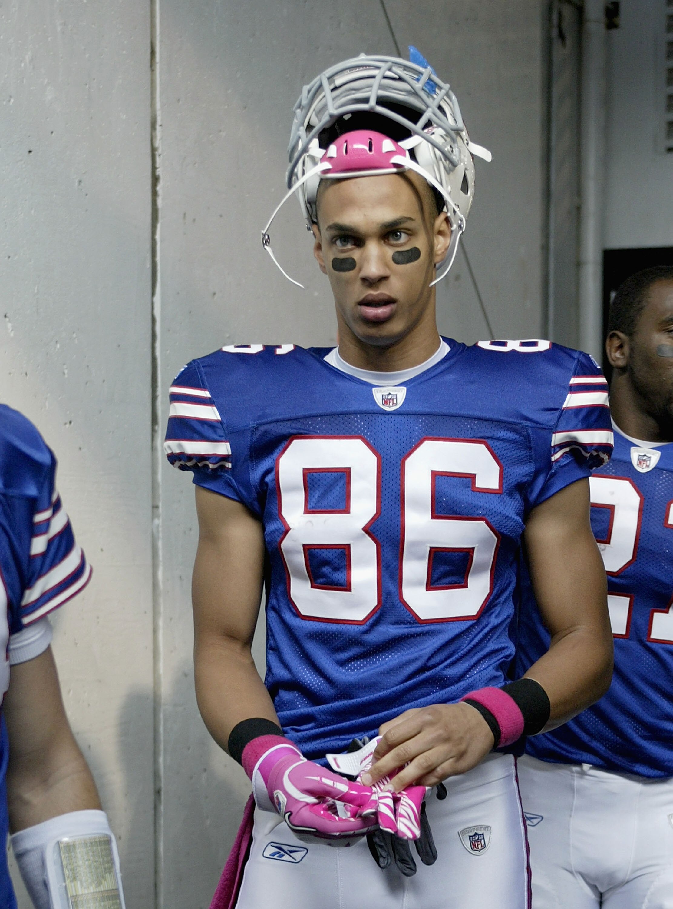 ORCHARD PARK, NY - OCTOBER 03: David Nelson #86 of the Buffalo Bills readies to enter the field against the New York Jets   at Ralph Wilson Stadium on October 3, 2010 in Orchard Park, New York. The Jets won 38-14. (Photo by Rick Stewart/Getty Images)