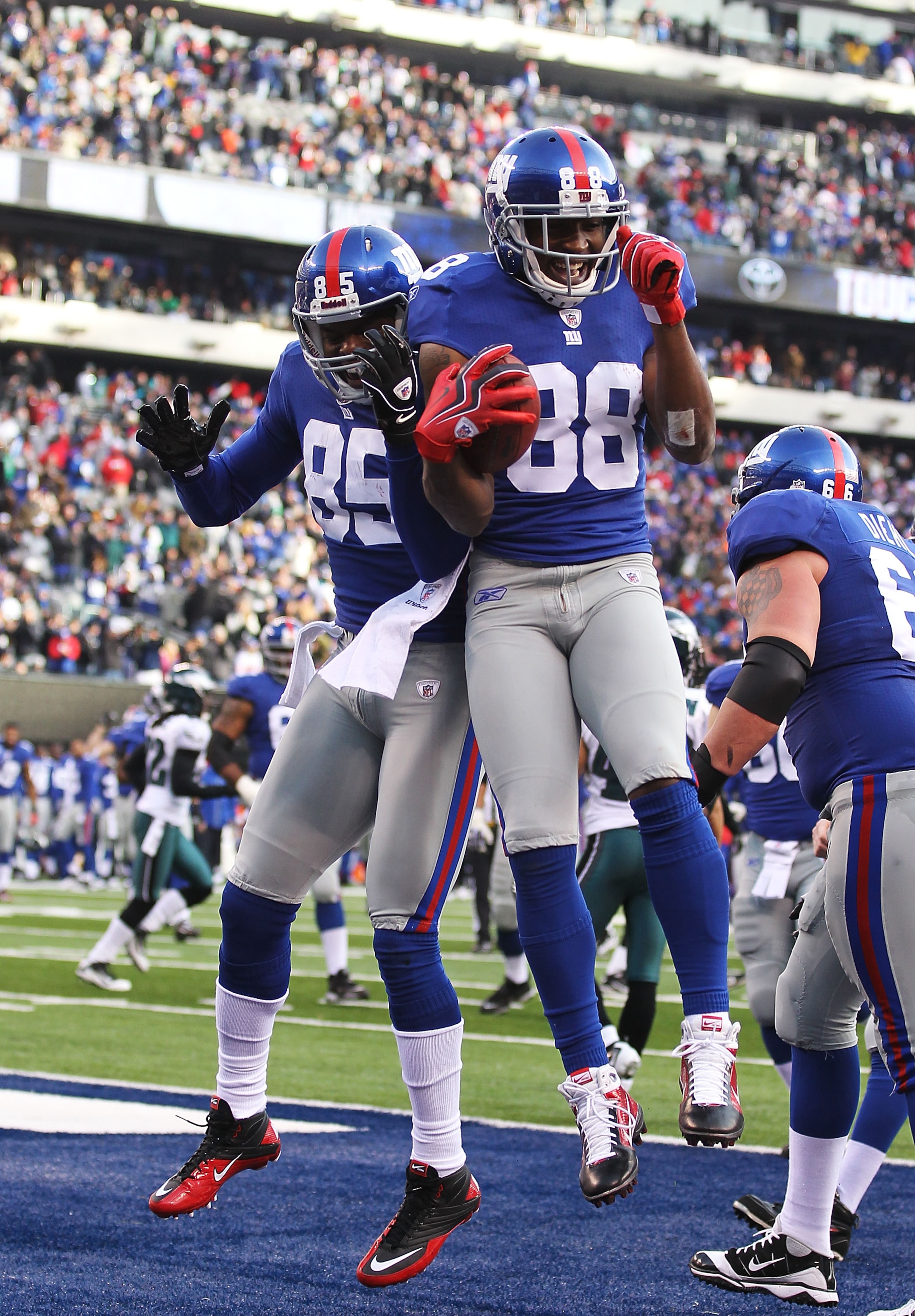 EAST RUTHERFORD, NJ - DECEMBER 19:  Hakeem Nicks #88 of the New York Giants celebrates his touchdown with Derek Hagan #85 in the second quarter against the Philadelphia Eagles during their game on December 19, 2010 at The New Meadowlands Stadium in East R